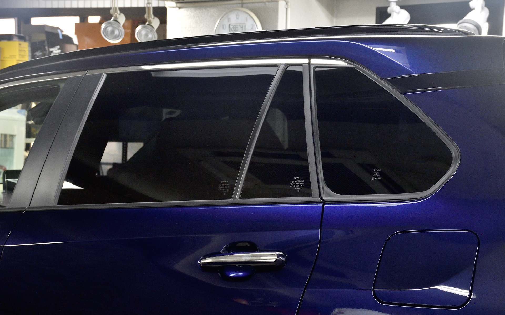 後方のすべての窓にフィルムを貼ると、車内へ差し込む光源が減るため、ほとんど車室内は見えなくなった