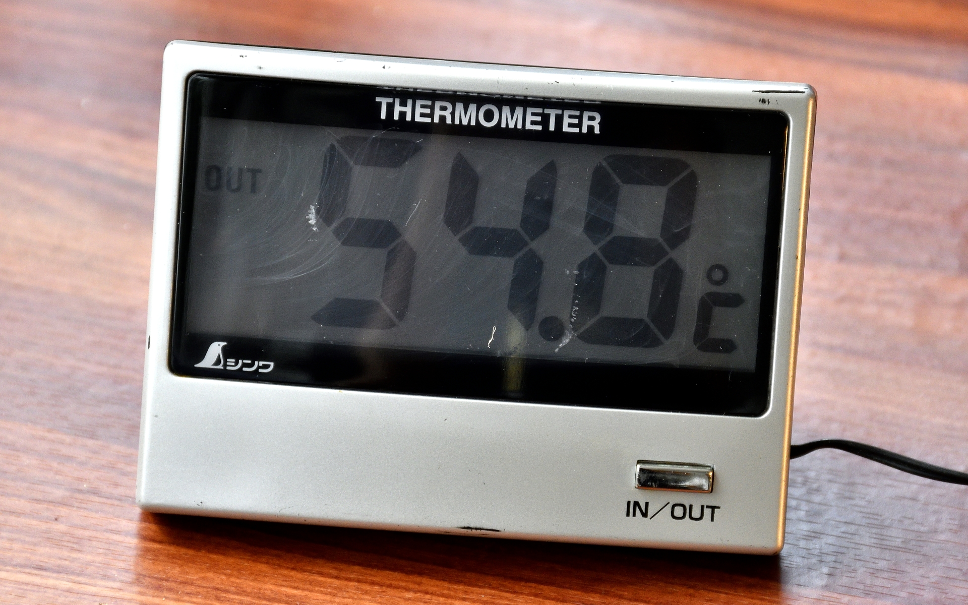 フィルムの遮熱性能を測る計測器。大きな白熱電球はかなりの熱を発しているため、透明ガラスで遮ってもわずか3分程度で温度計は50℃以上を指した