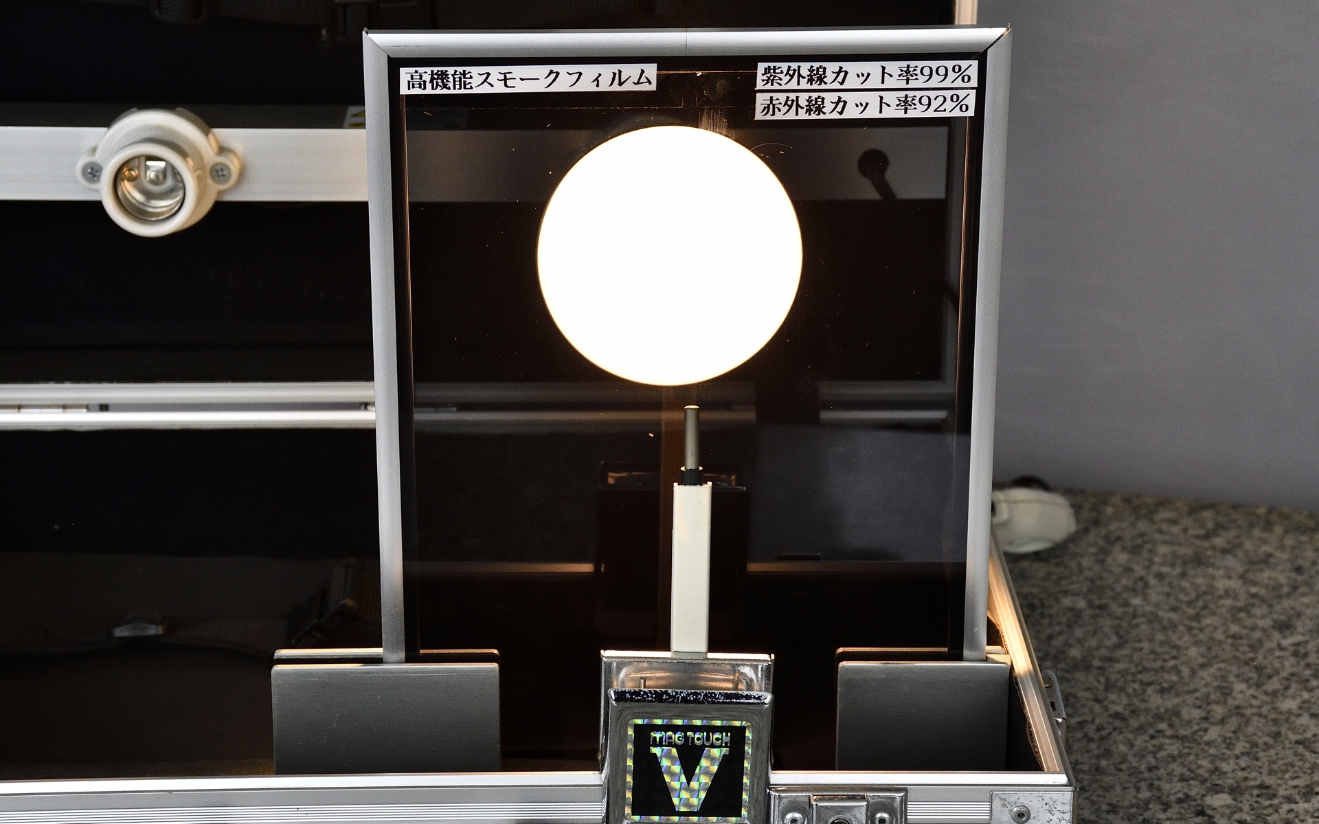 カービューティープロのカーフィルムを貼ったガラスで遮ったところ、熱の遮断効果は大きく3分程度では35℃までしか上がらなかった。実際に手をかざしても熱がかなりやわらいでいた