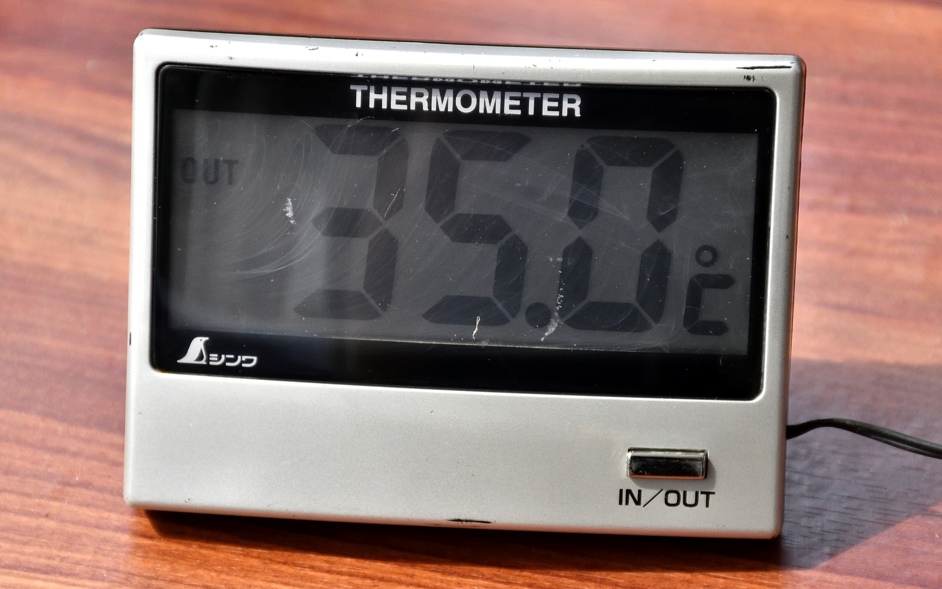 カービューティープロのカーフィルムを貼ったガラスで遮ったところ、熱の遮断効果は大きく3分程度では35℃までしか上がらなかった。実際に手をかざしても熱がかなりやわらいでいた