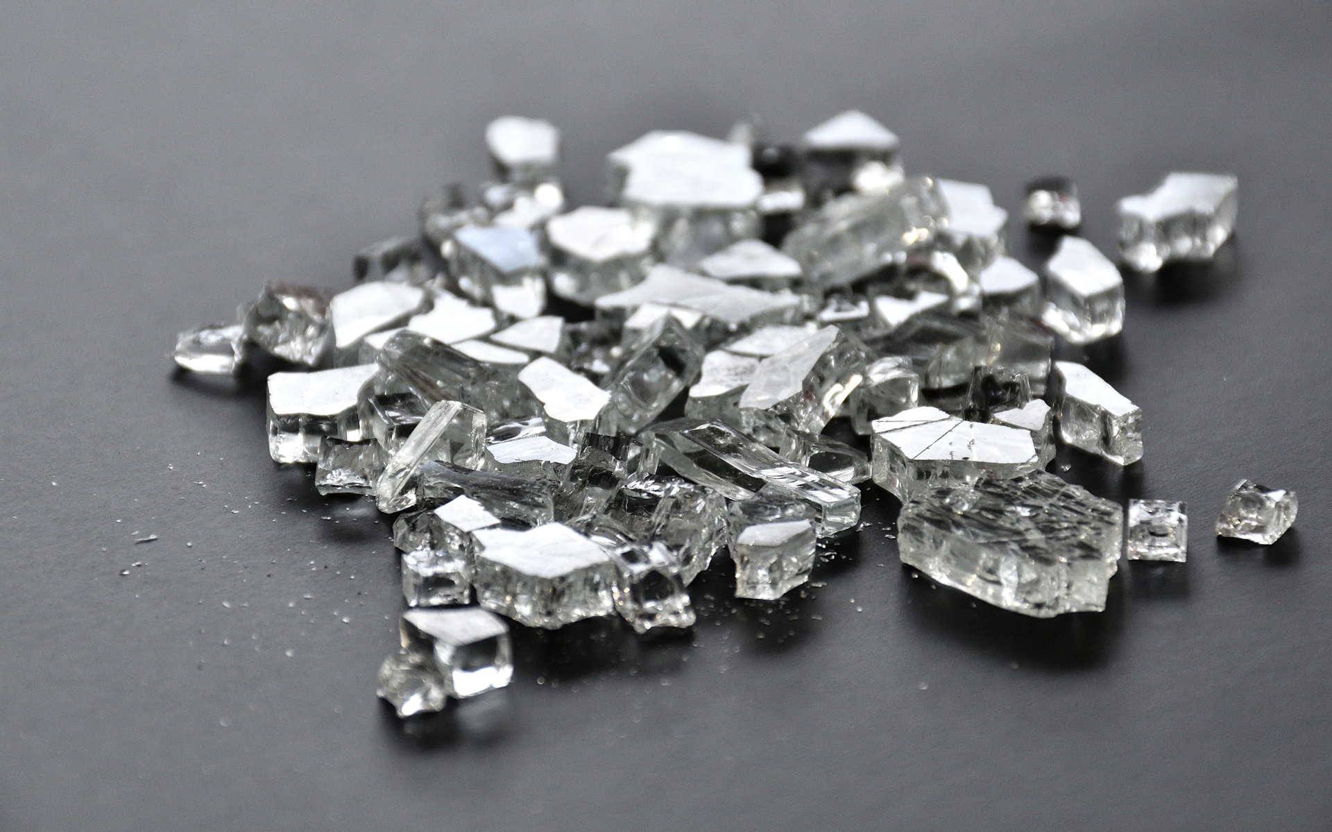 強化ガラス粒状に割れるが、よく見れば鋭利な部分もあるほか、写真にある粉状のガラス破片も鋭利な形状のため、目などに入ったらたいへんなことになる