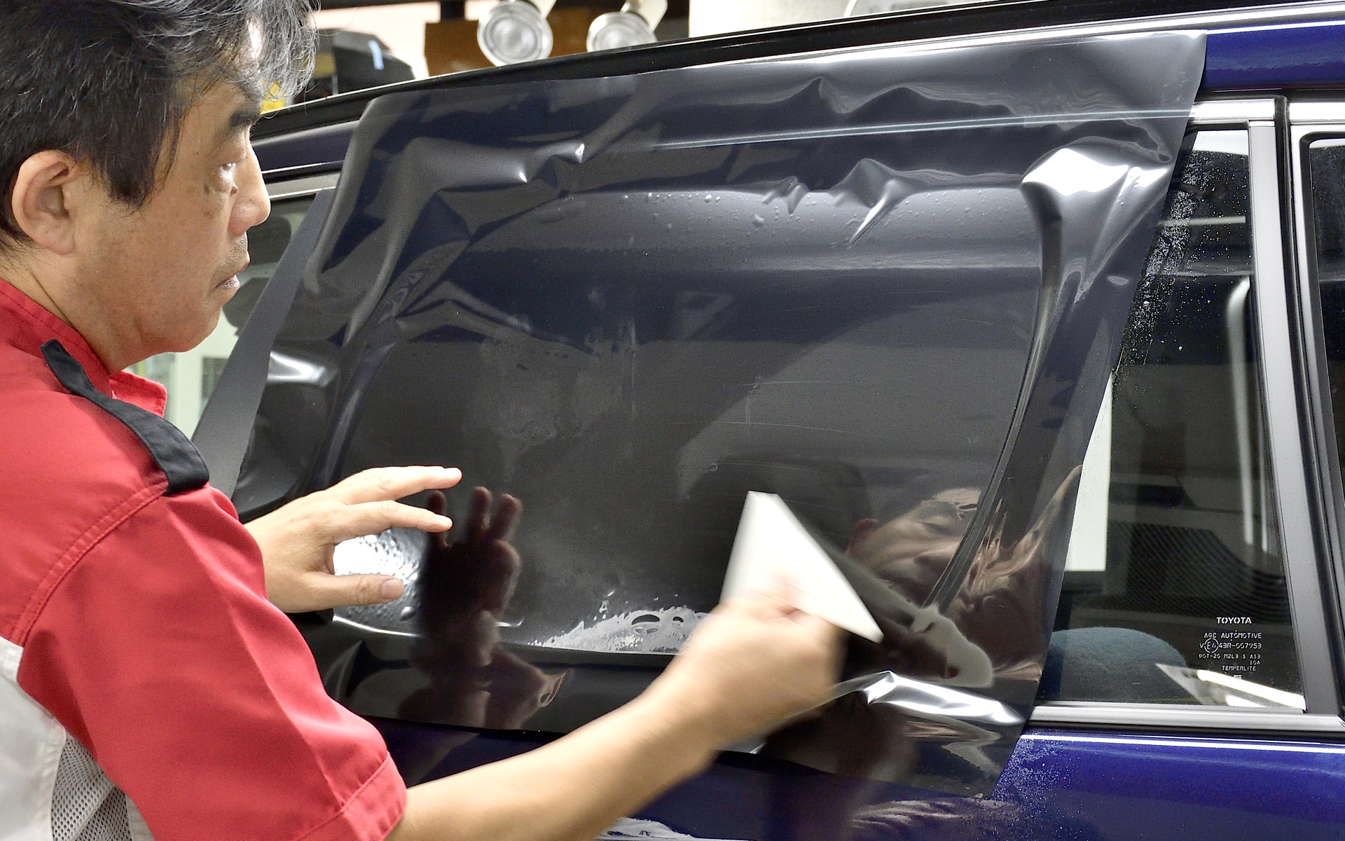 1.まずは外側に貼ってフィルムの型取りを行なう