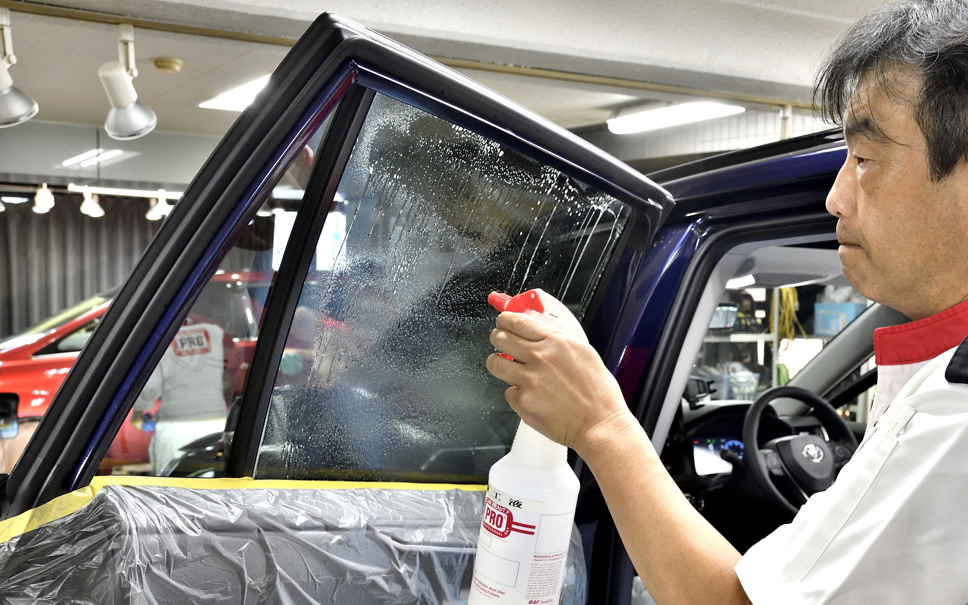 5.専用の施工液を吹きかける