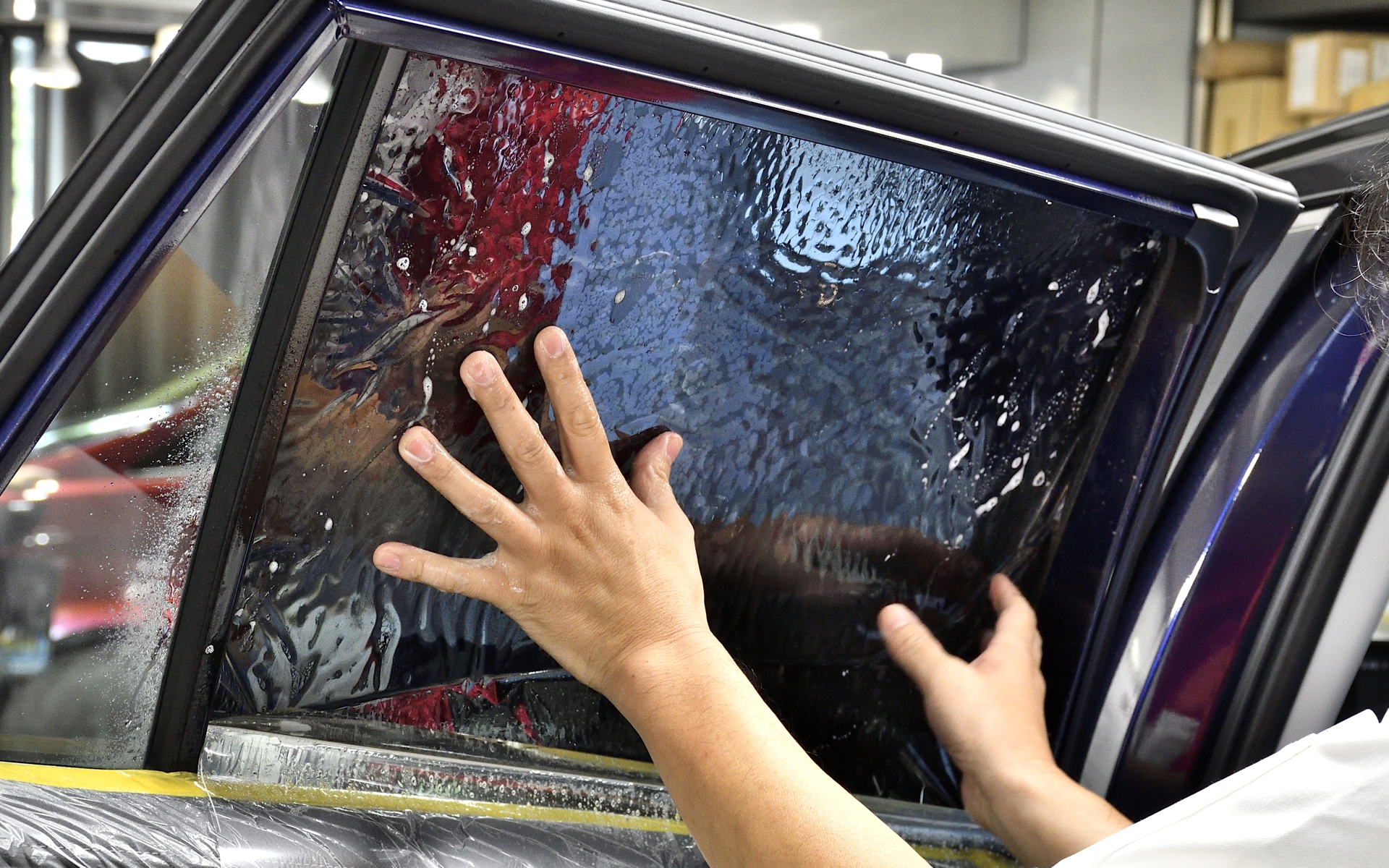 6.施工液でフィルムを滑らせながら位置を合わせる