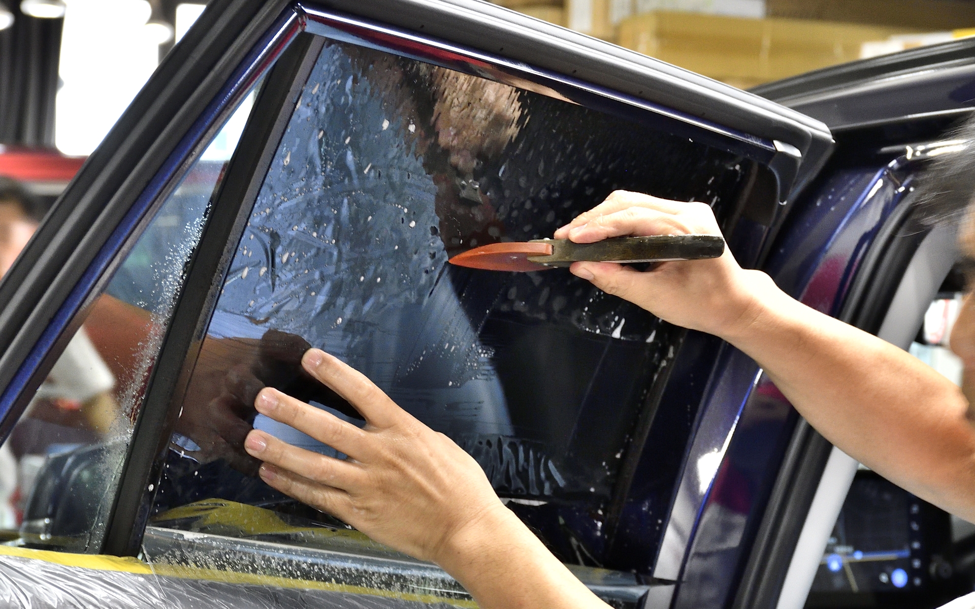 7.ヘラで密着させて、余分な施工液を抜いていく