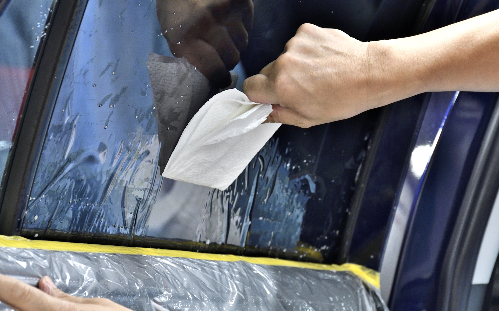 9.あとはガラスにしっかりと密着させていく