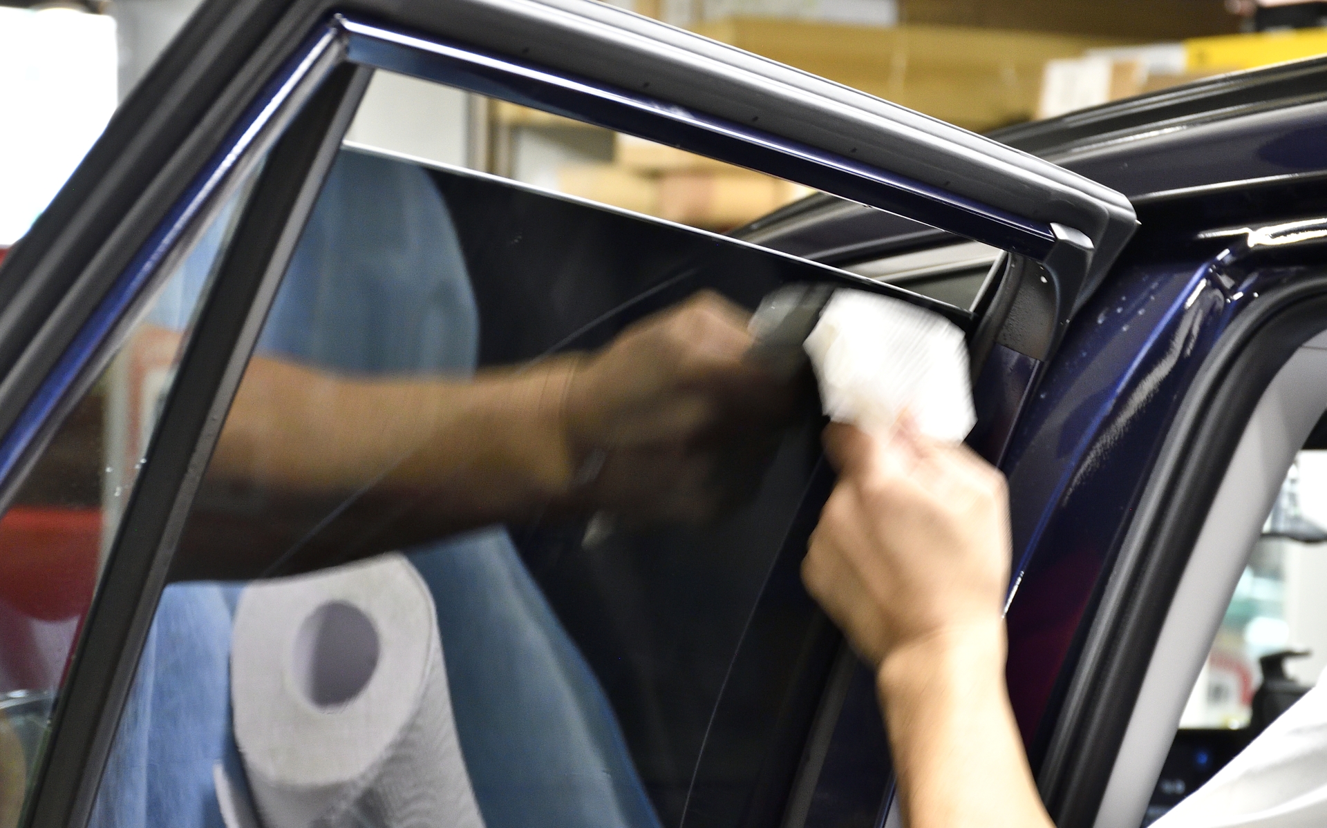 10.端までしっかりと密着させれば完了。ちなみに隣の開閉しない三角窓も、ゴムパッキンの内側にわずかにフィルムを挟み込むという緻密な作業が必要。これもカービューティープロの技となる