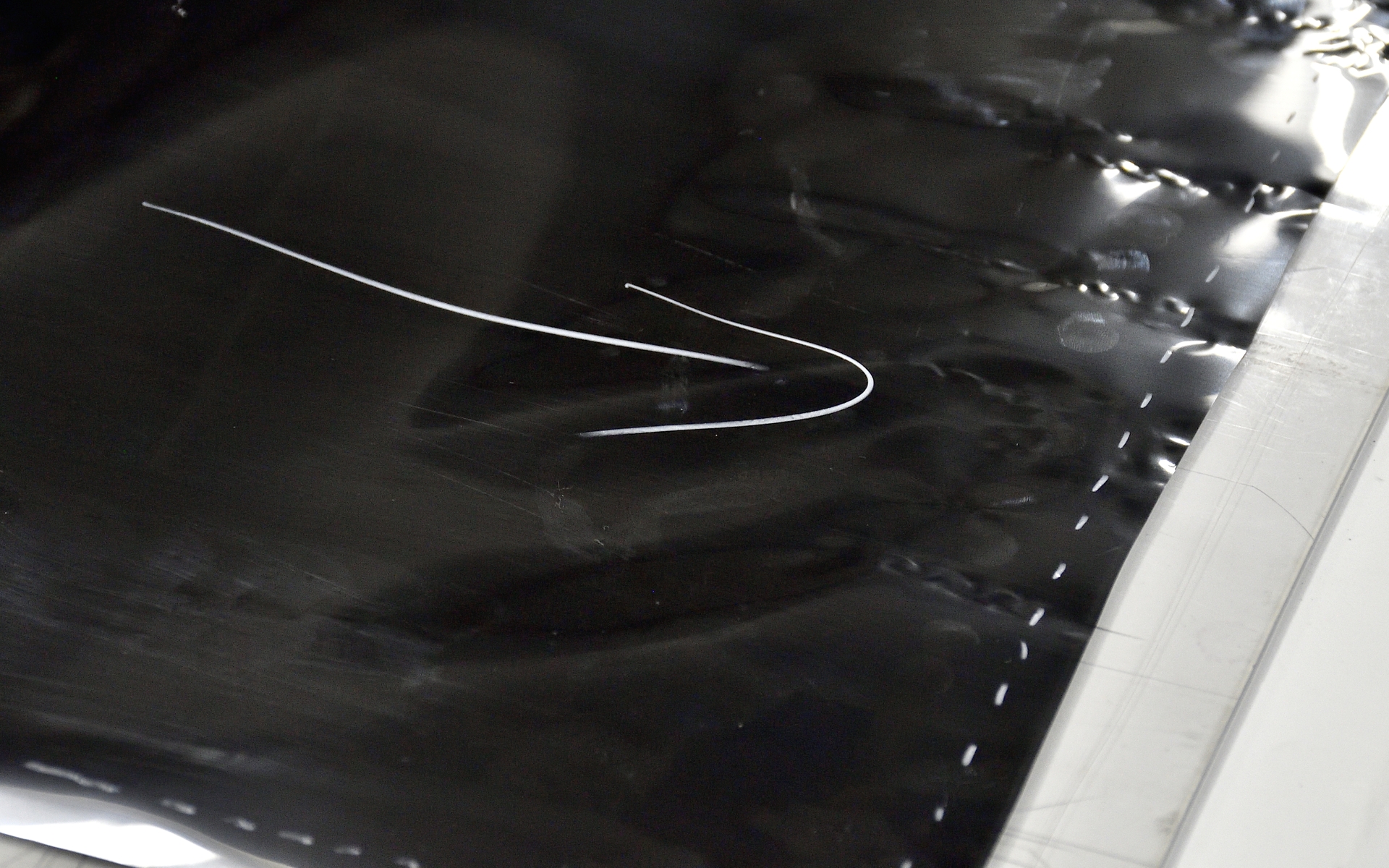 フィルムは外側から押し当てて形状を作り、内側から貼るためのサイズに印を付ける