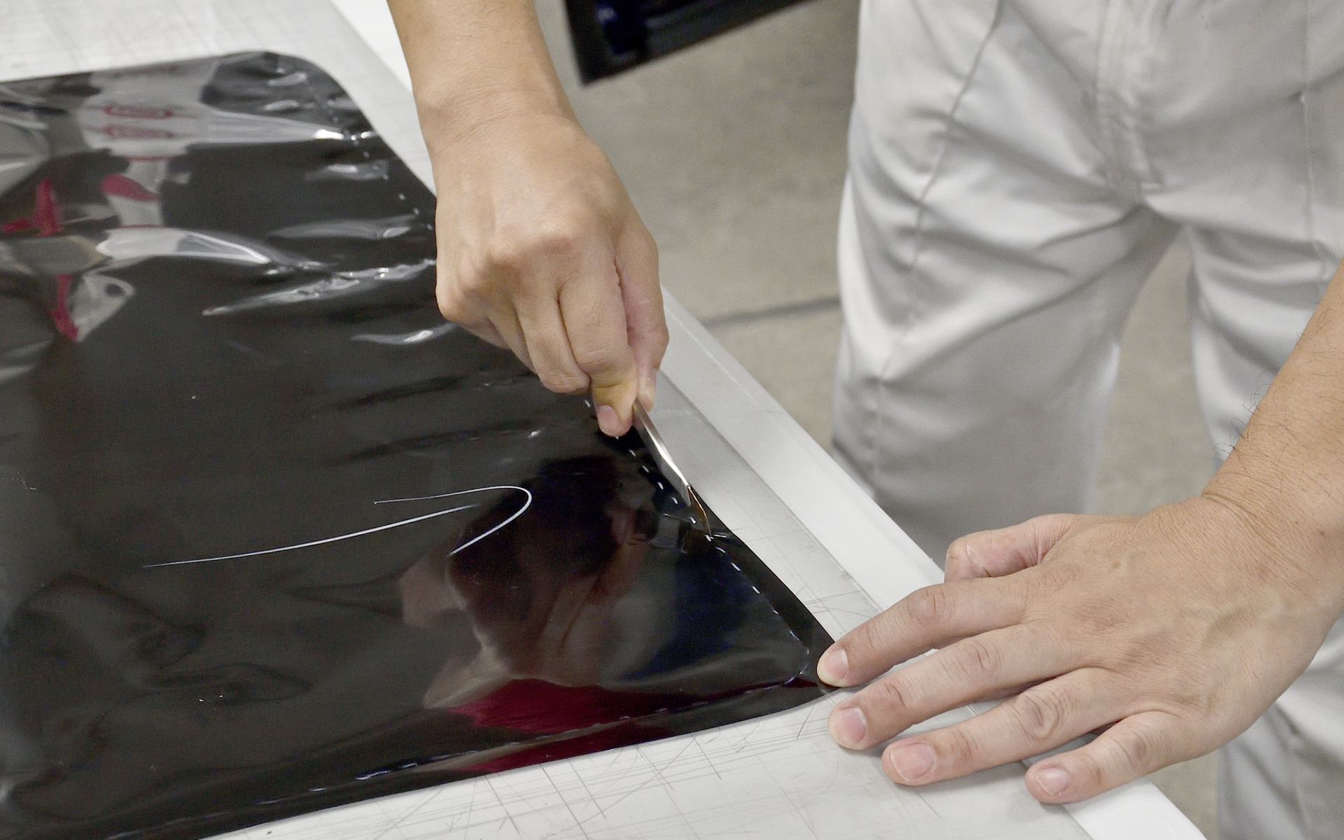 フィルムをカットしていく