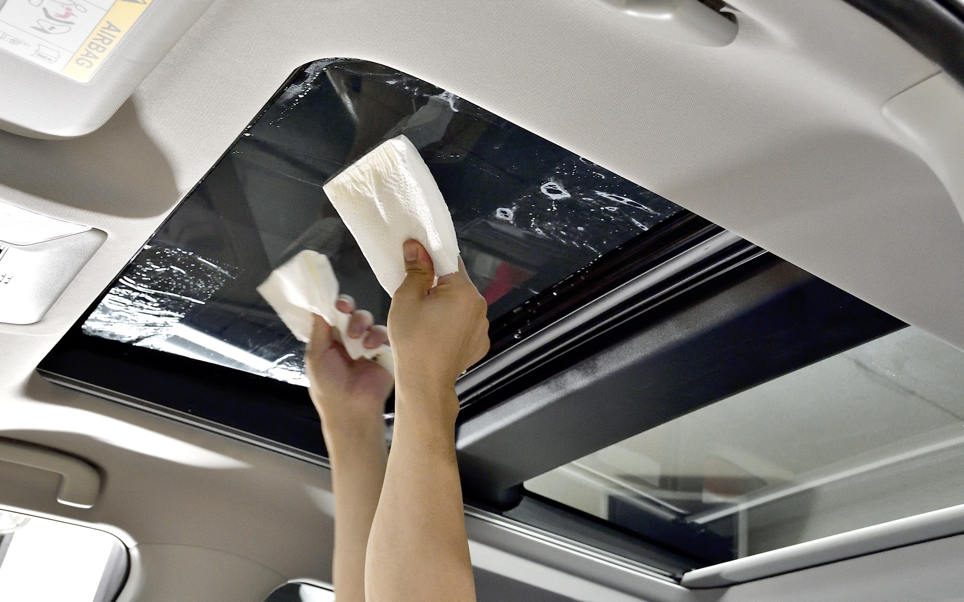 ヘラで空気と施工液をすべて押し出せば完了