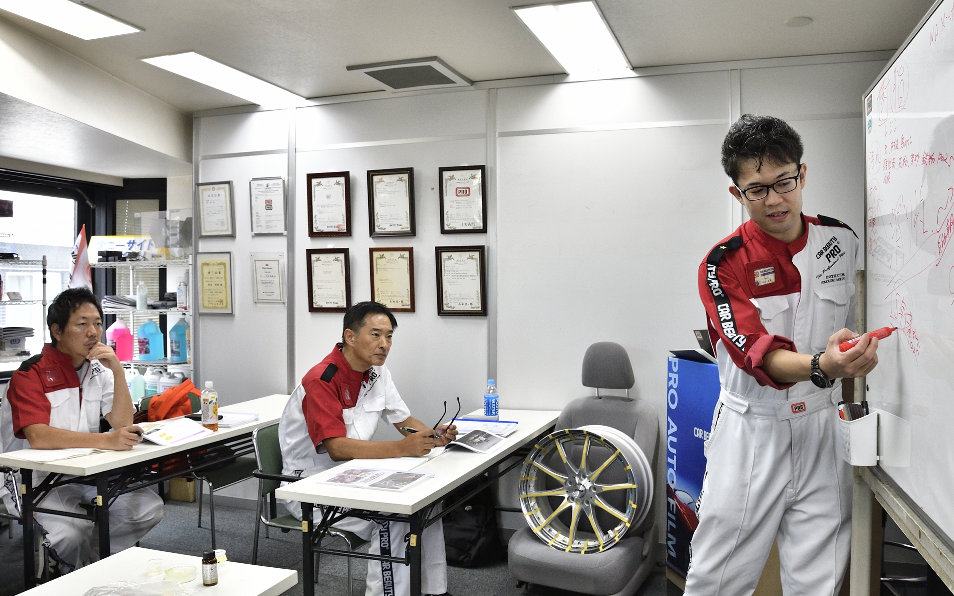 カービューティープロ スクールでは実技だけでなく座学も多い