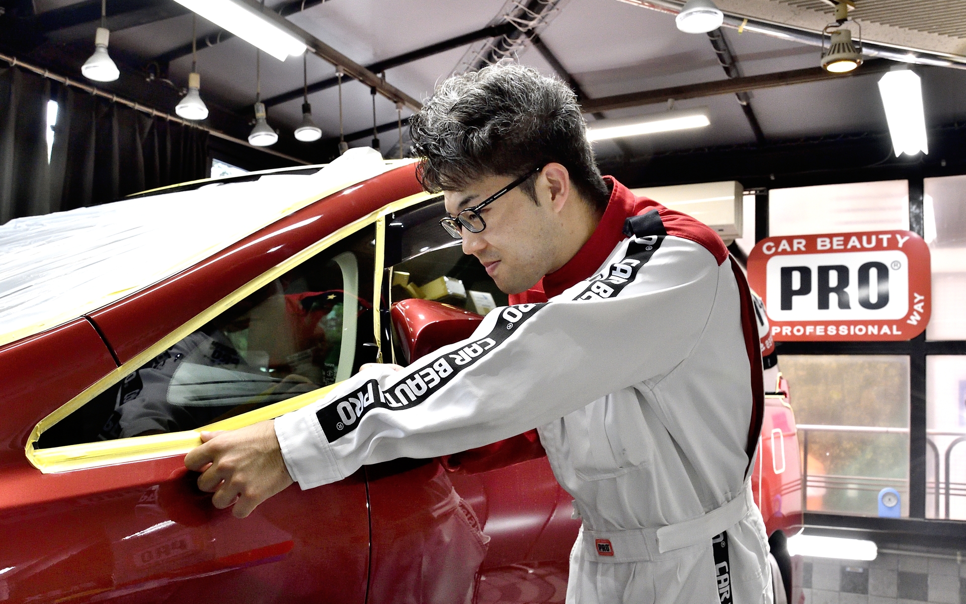 磨きの際、コーナー部分はマスキングして作業を進める