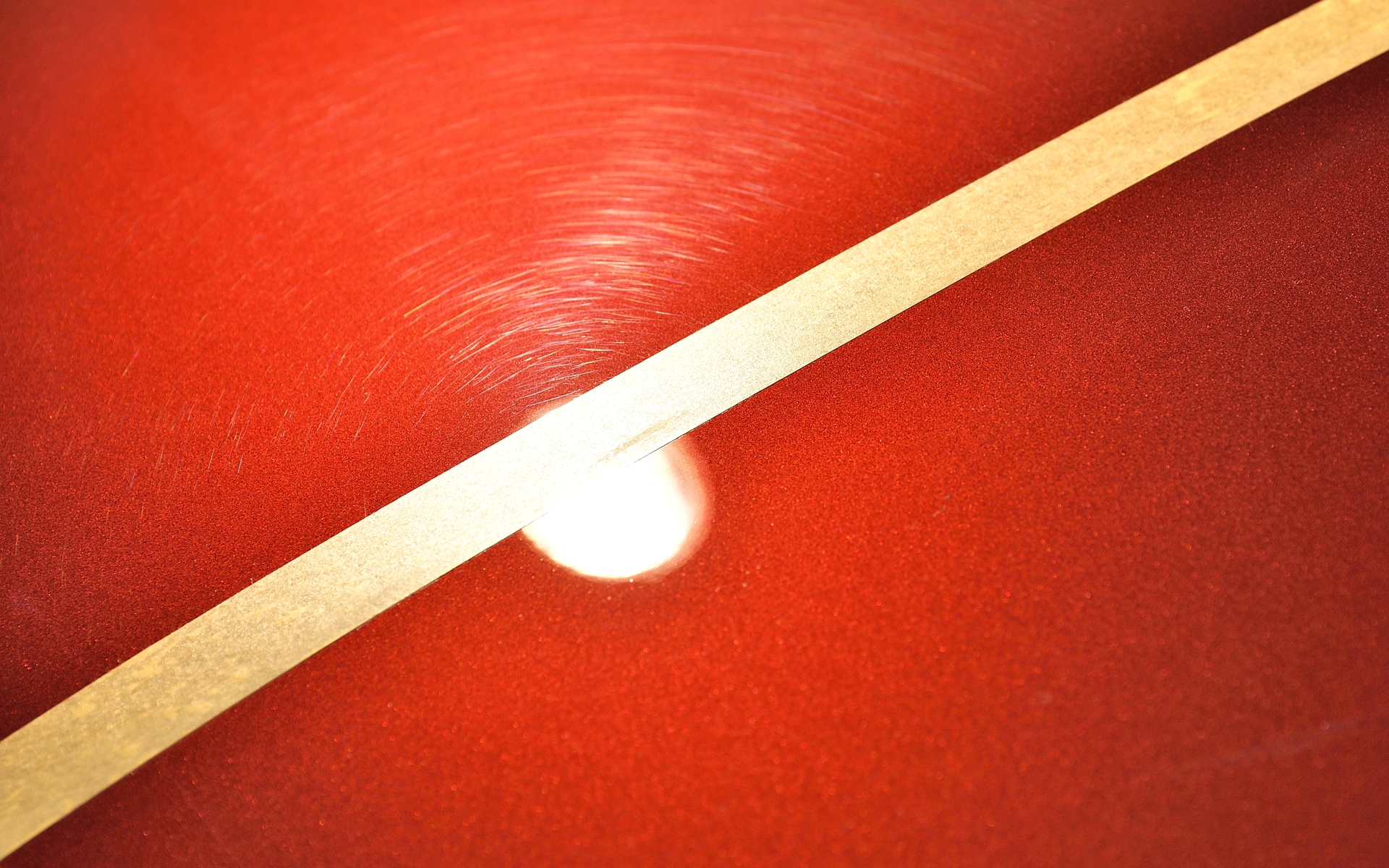 左奥側が磨く前でとても細かい傷が肉眼でも確認できるほど。右手前が磨いた後で、傷はきれいに消えている