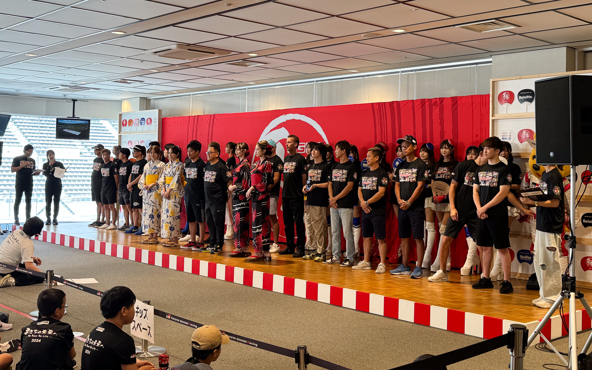 TGDA夏祭りのオープニングあいさつ。ドライバーやレースアンバサダーが勢揃い