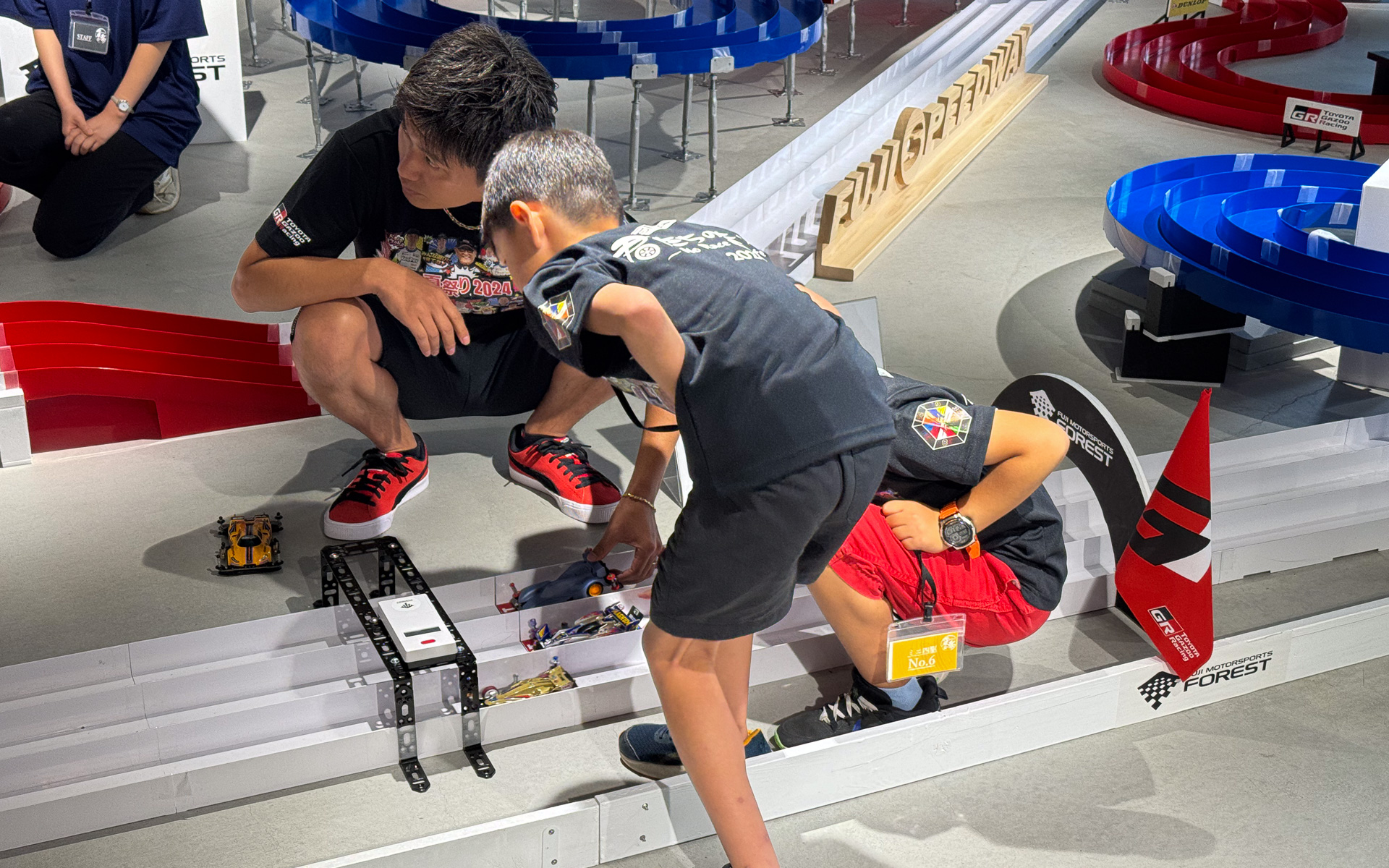 大嶋選手とミニ四駆で対決。大嶋選手は本格的なミニ四駆の工具箱を持ち込んでいた