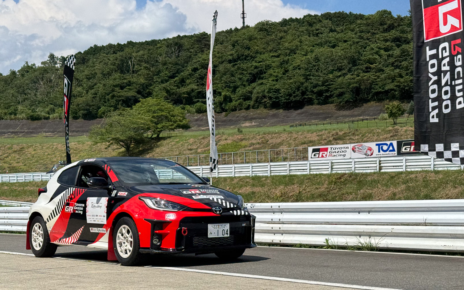 ラリーセッティングのラリチャレ号で、モリゾウ選手はファンとの同乗走行を実施した