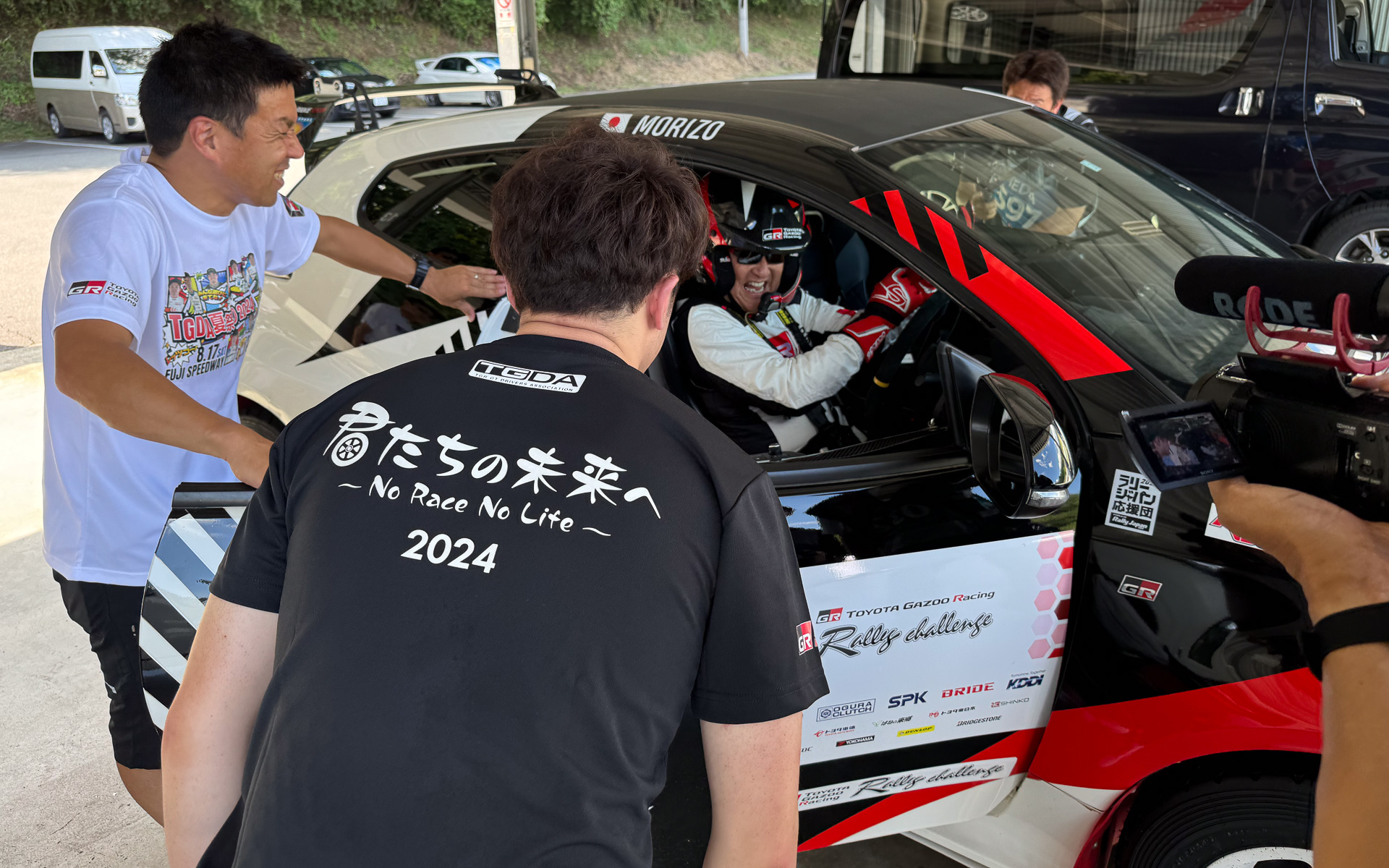 サプライズで同乗走行を実施したモリゾウ選手こと豊田章男会長。「あちー」と言いつつ、クルマに乗り込んで準備