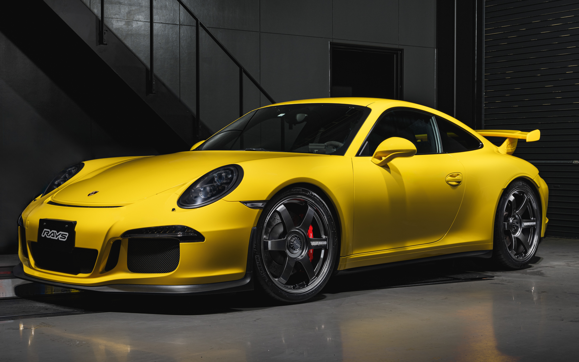 レイズの鍛造1ピーススポーツホイール「ボルクレーシング TE37 SAGA S-plus センターロック」装着イメージ。写真はポルシェ911 GT3