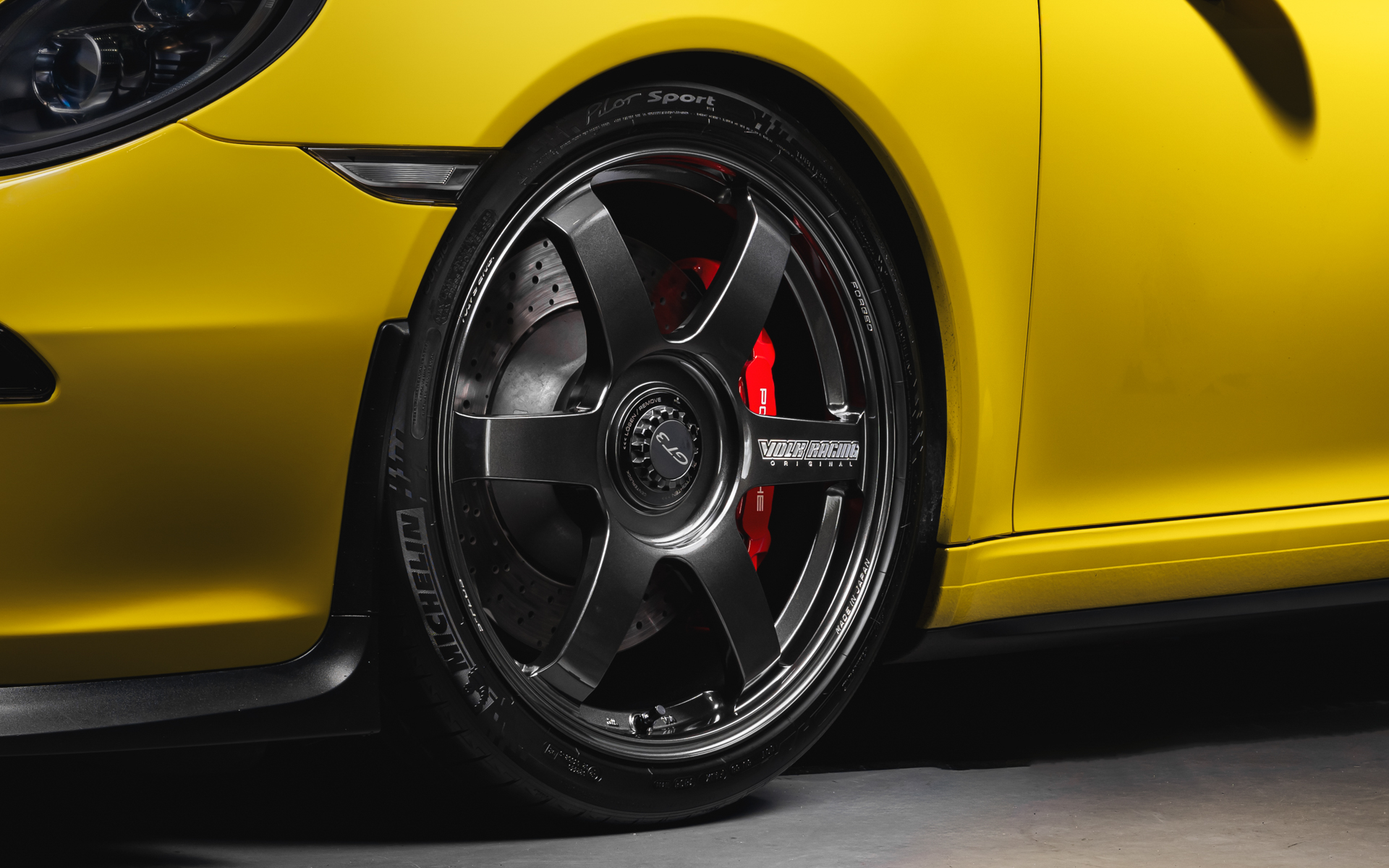 911 GT3は最高出力375kW（510PS）、911ターボSは最高出力478kW（650PS）というハイパフォーマンスを発生するポルシェの走りを支えてくれる