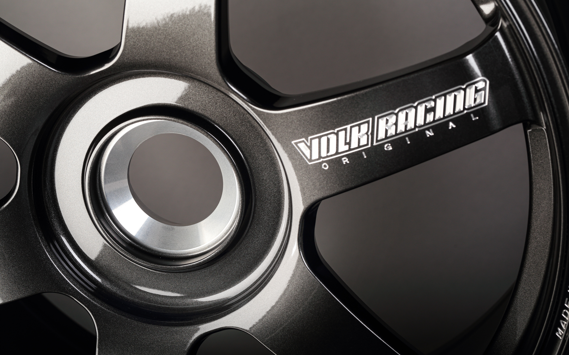 多くのレーシングカーにセンターロック式ホイールを供給しているレイズのノウハウが生かされている