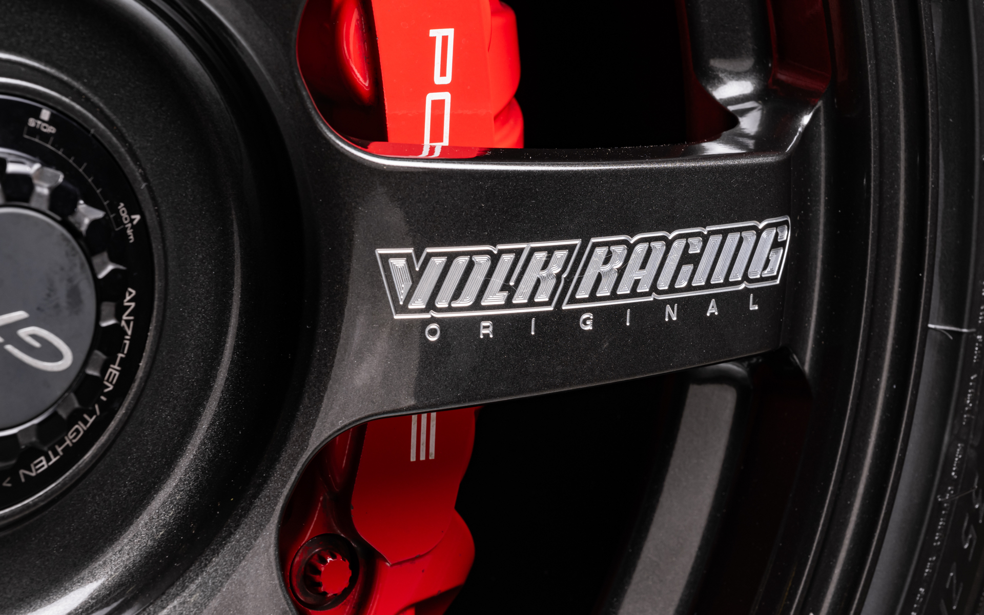 特許技術であるA.M.T.により湾曲しているスポークにもしっかりと「VOLKRACING」のロゴが刻まれている