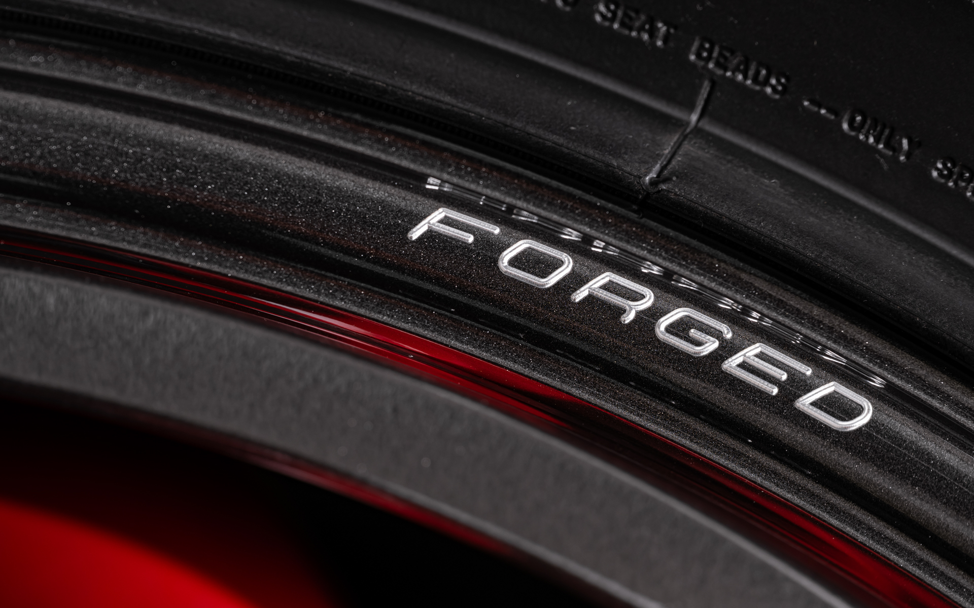 同じくリム部には鍛造を示す「FORGED」の文字が配される
