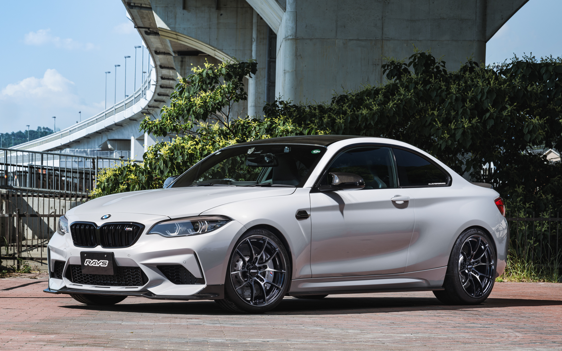ボルクレーシングの「G025LTD.」を装着するBMW「M2 コンペティション（F87）」は、大阪府池田市にあるカスタムショップ「ALLZU（アルツ）」のデモカー