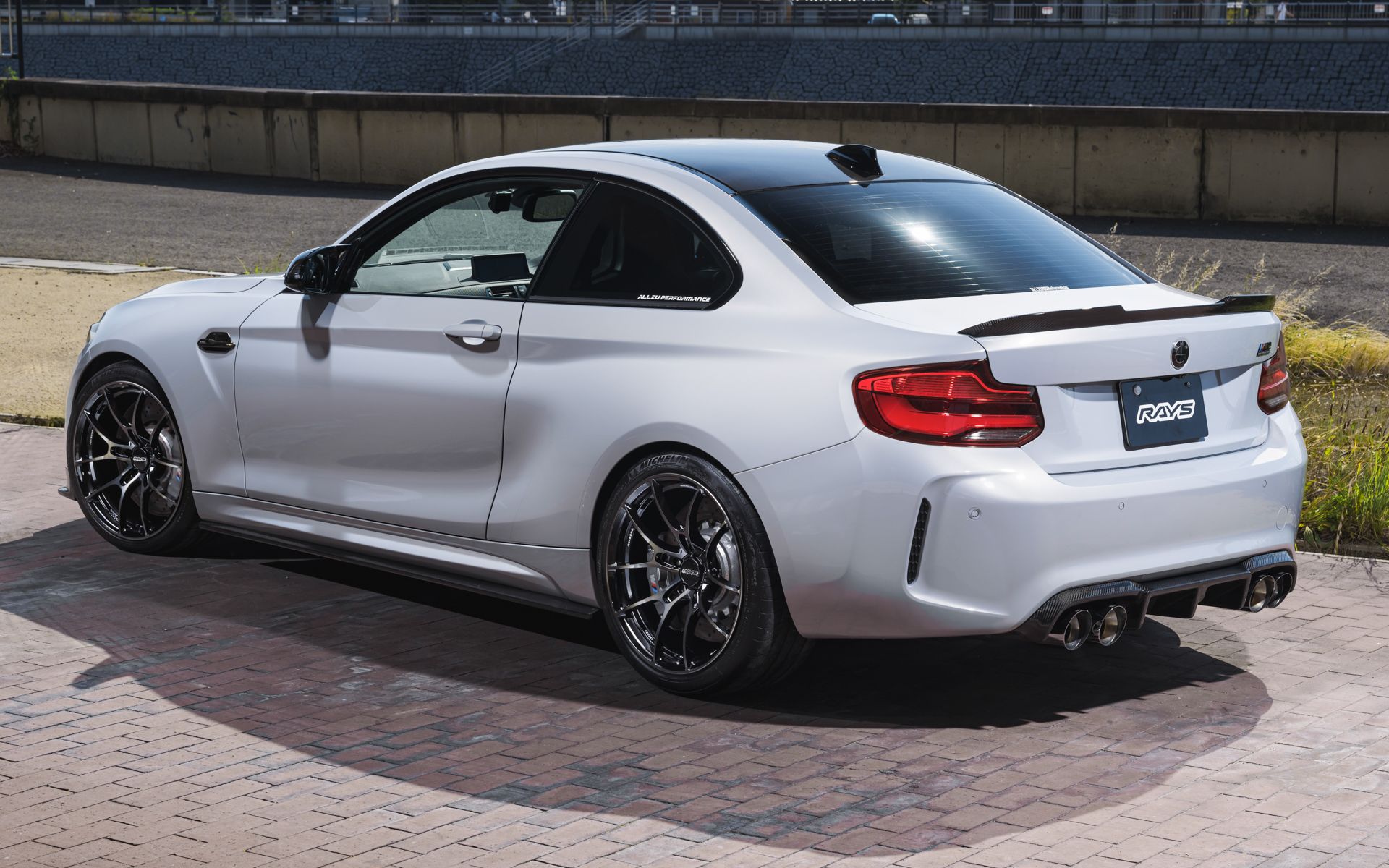 ボルクレーシングの「G025LTD.」を装着するBMW「M2 コンペティション（F87）」は、大阪府池田市にあるカスタムショップ「ALLZU（アルツ）」のデモカー