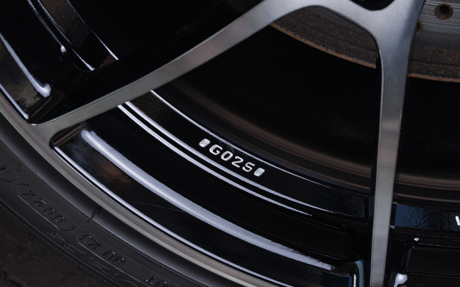 深リムホイールのウェル部には、レイズの特許技術A.M.T.マシニングを駆使した細文字で「RAYS ENG.」「VOLK RACING」「G025」が刻印される