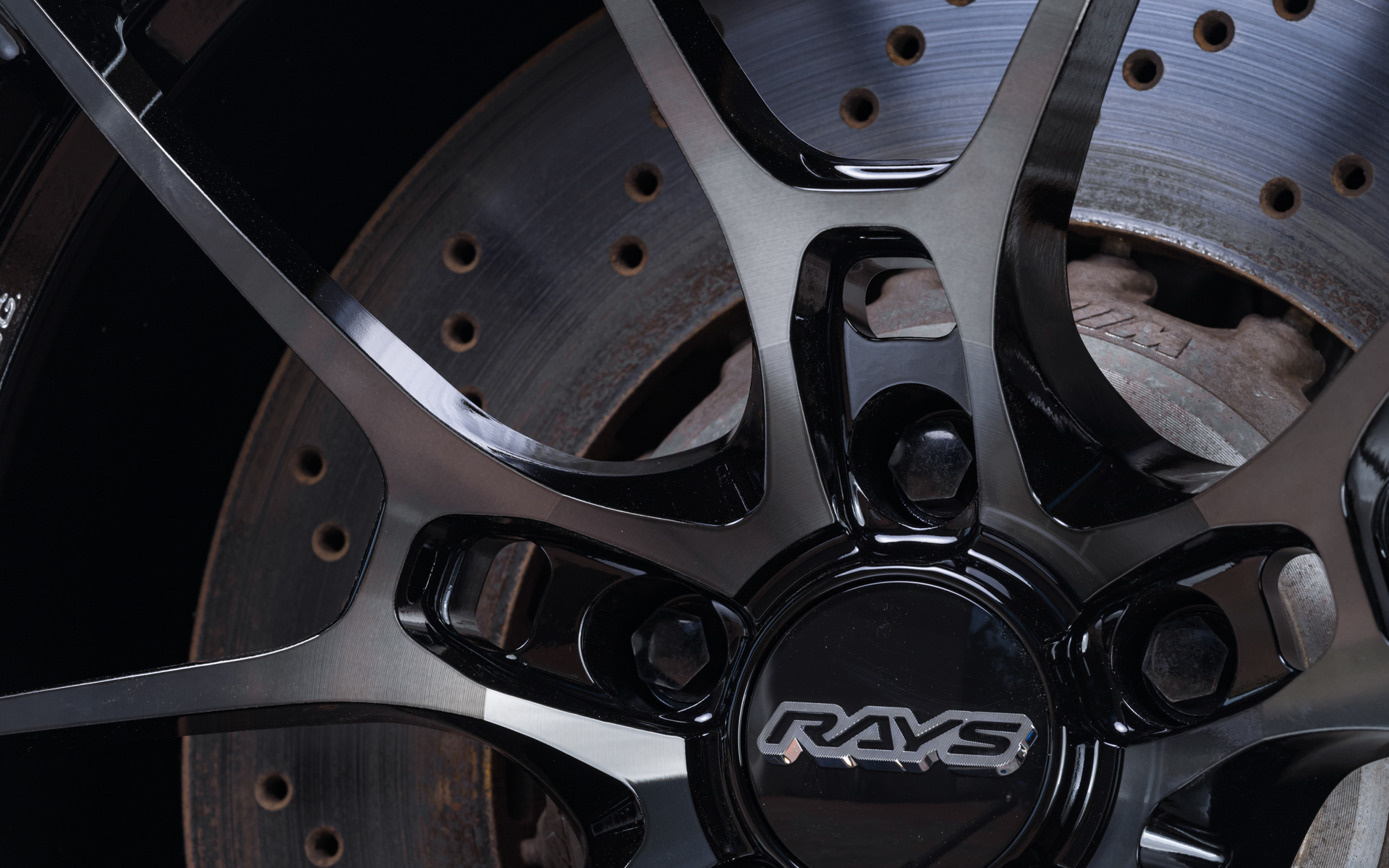 センター部には最新の構造解析技術で計算された駄肉を削った「ウエイトレスホール」が開けられている。これはTE037から始まった“ゼロシリーズ”の証