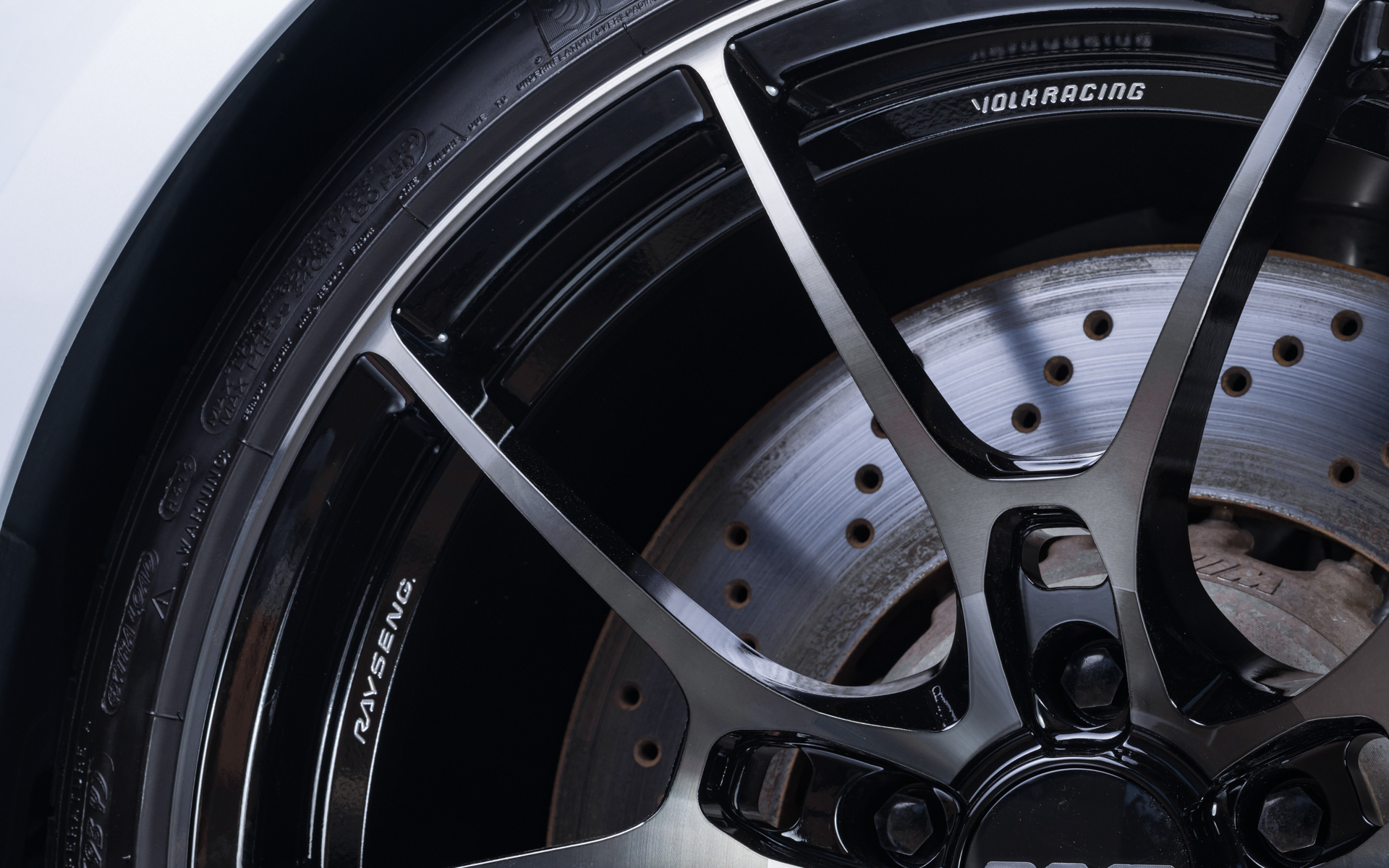 深リムホイールのウェル部には、レイズの特許技術A.M.T.マシニングを駆使した細文字で「RAYS ENG.」「VOLK RACING」「G025」が刻印される