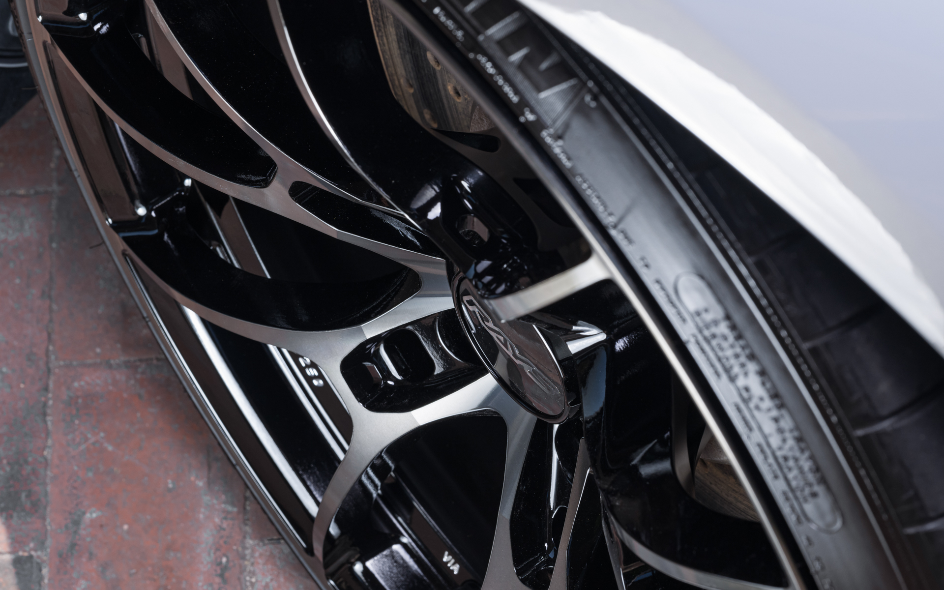 センター部には最新の構造解析技術で計算された駄肉を削った「ウエイトレスホール」が開けられている。これはTE037から始まった“ゼロシリーズ”の証