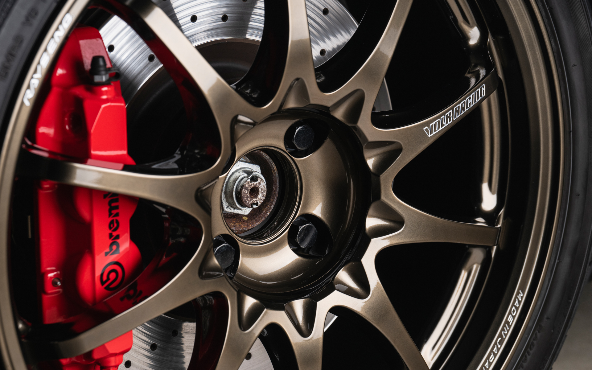 さらなる軽量化のためナットホールのティアドロップ形状をより大きく深くした