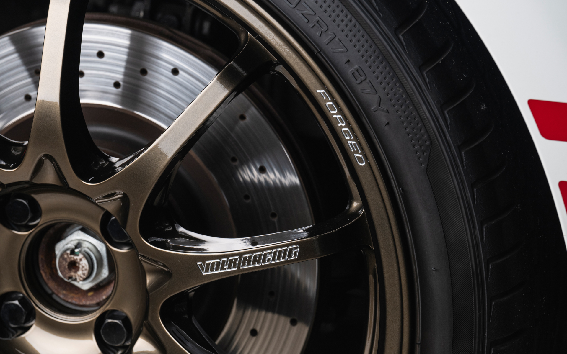 スポークとリムには、レイズの特許技術であるA.M.T.（ADVANCED MACHINING TECHNOLOGY）によるマシニング文字が配される