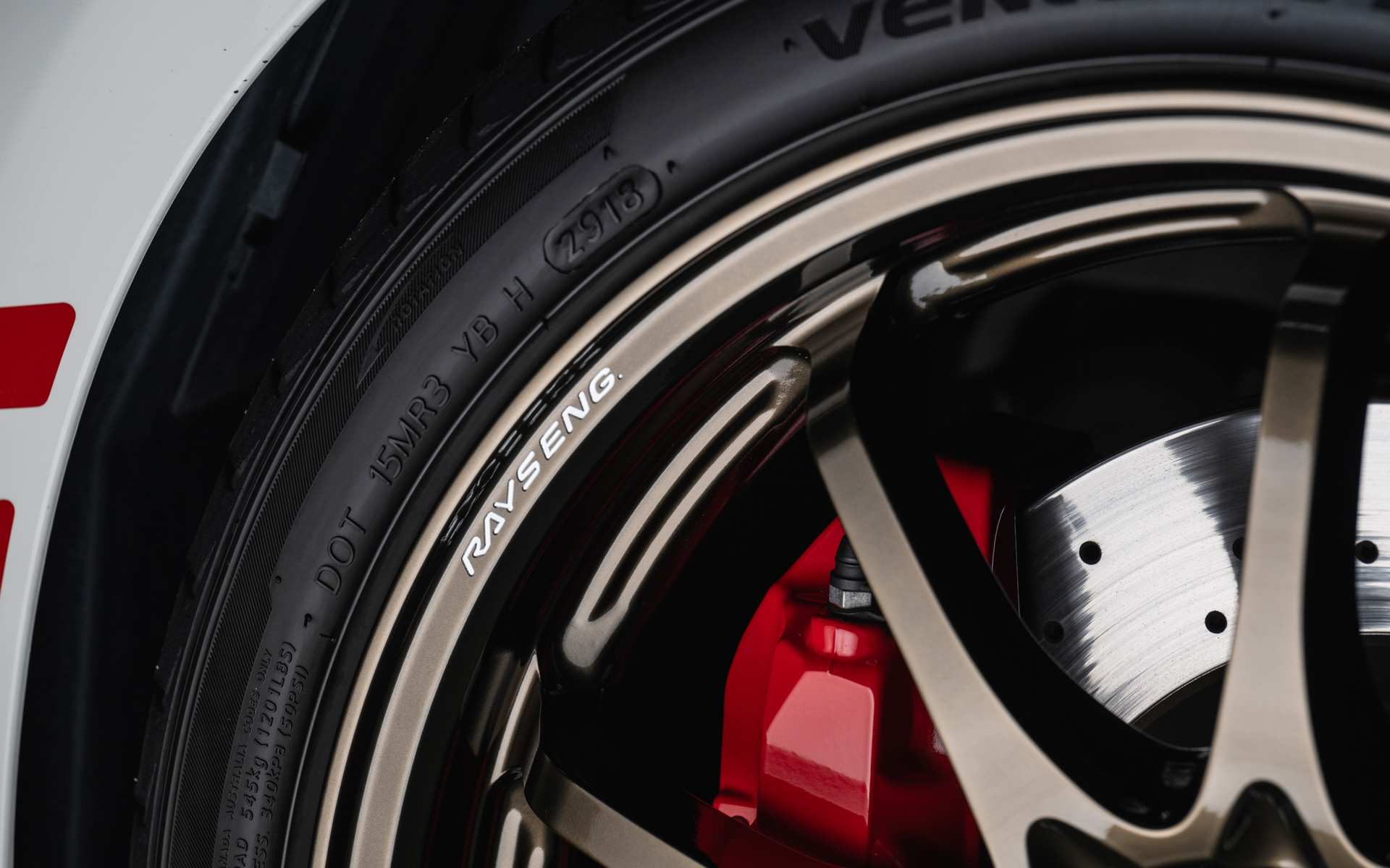 軽量化と剛性向上を両立すべく、ウェル部はウェーブ状に処理している