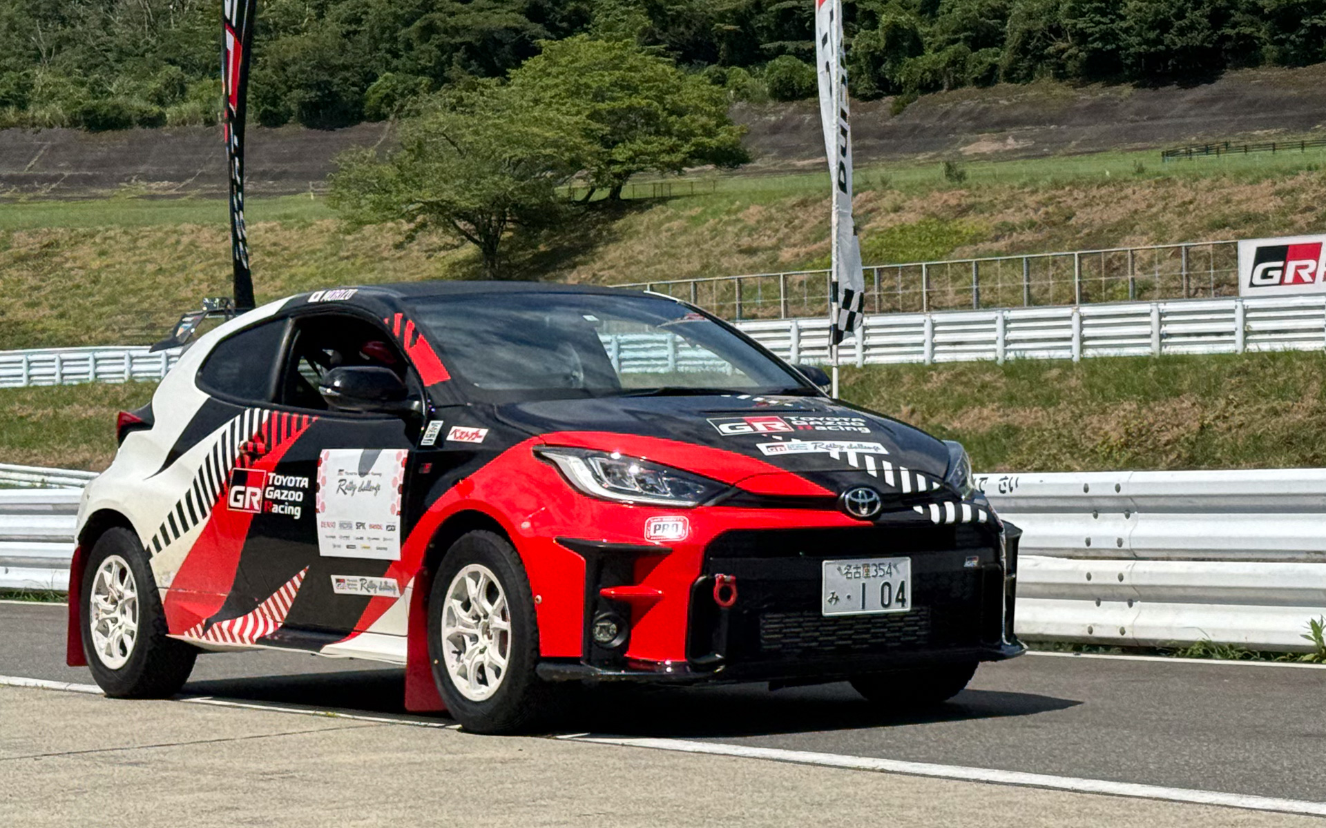 モリゾウ選手はラリーチャレンジで使用している104（トヨ）ナンバーのラリチャレ号で登場。ラリータイヤでドリフトするなど、迫力の同乗走行を実施