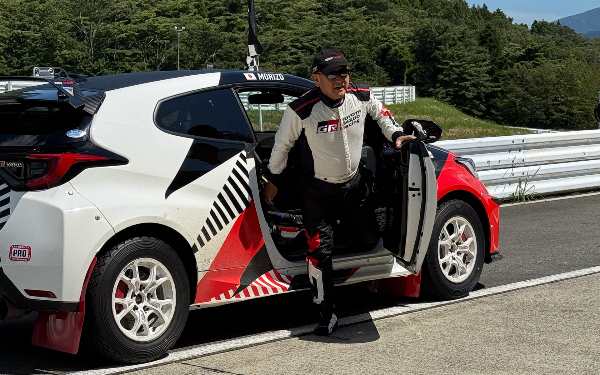 富士スピードウェイのショートコースに登場したモリゾウ選手ことトヨタ 豊田章男会長。大サービスの同乗走行を実施していた