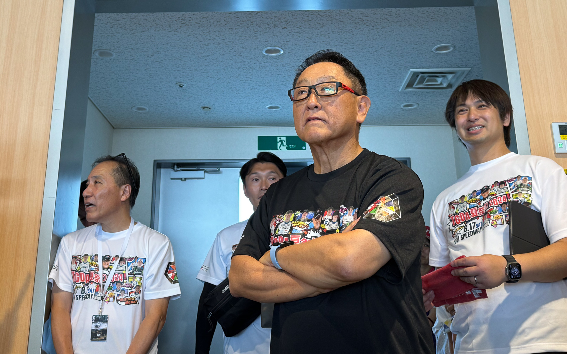 イベントを見守る豊田章男会長。右は、TOYOTA GAZOO Racingでル・マン車両などの開発に携わる加地雅哉氏。加地氏はスタッフに徹していた