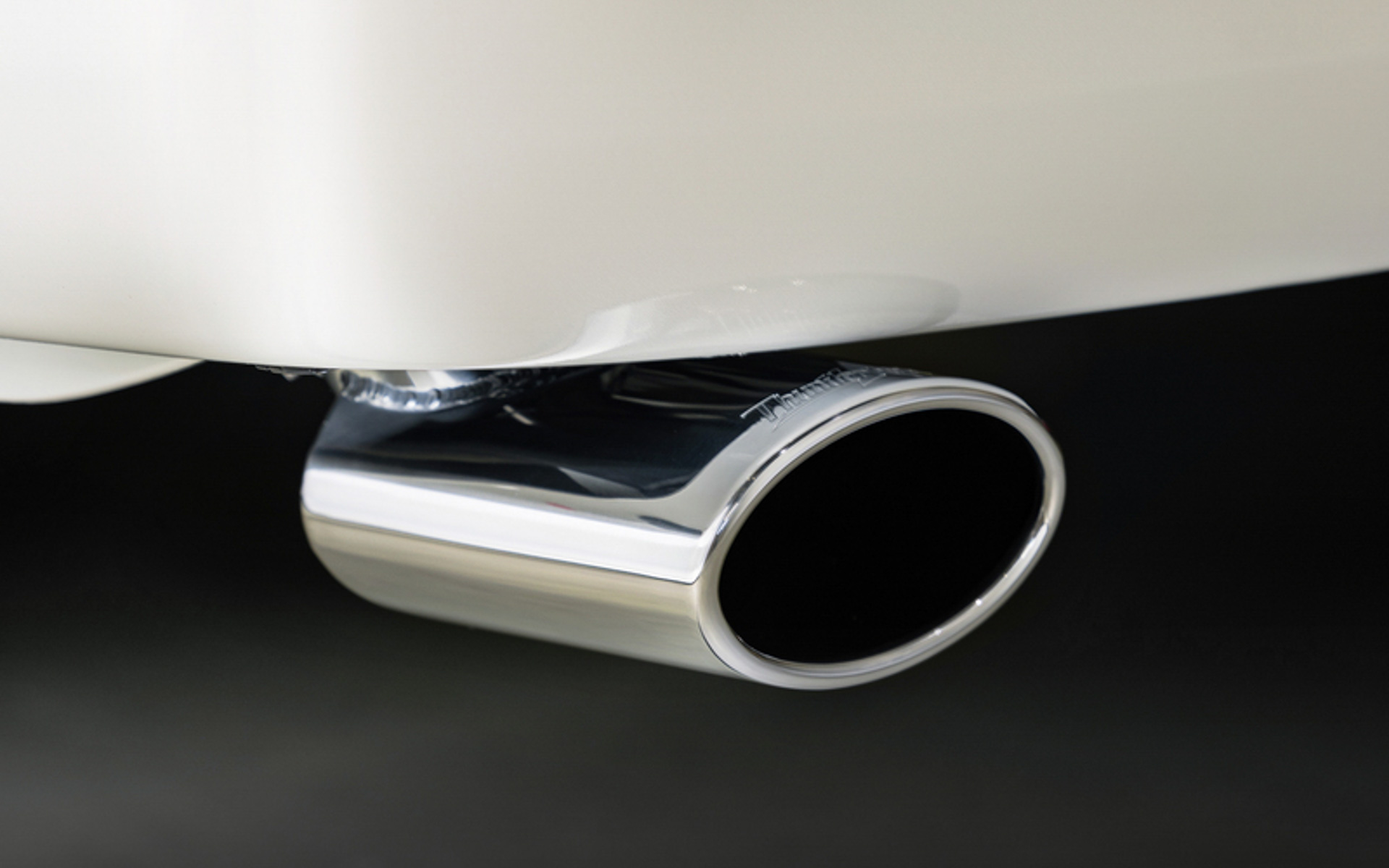 日産「キャラバン」用の大口径オーバル形状＆ステンレス製「EX.テールフィニッシャー」、画像はポリッシュドクローム