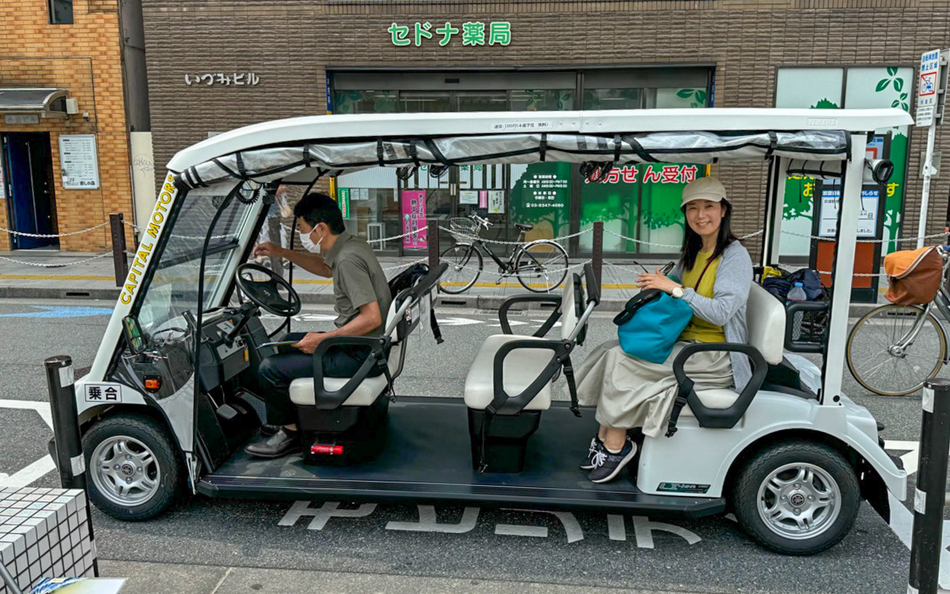 横から見るとこんな感じです。晴れた日はオープンで風が気持ちのいい乗り心地。雨の日はルーフの下の柱に巻きつけてあるカーテンをおろして走るそうですよ
