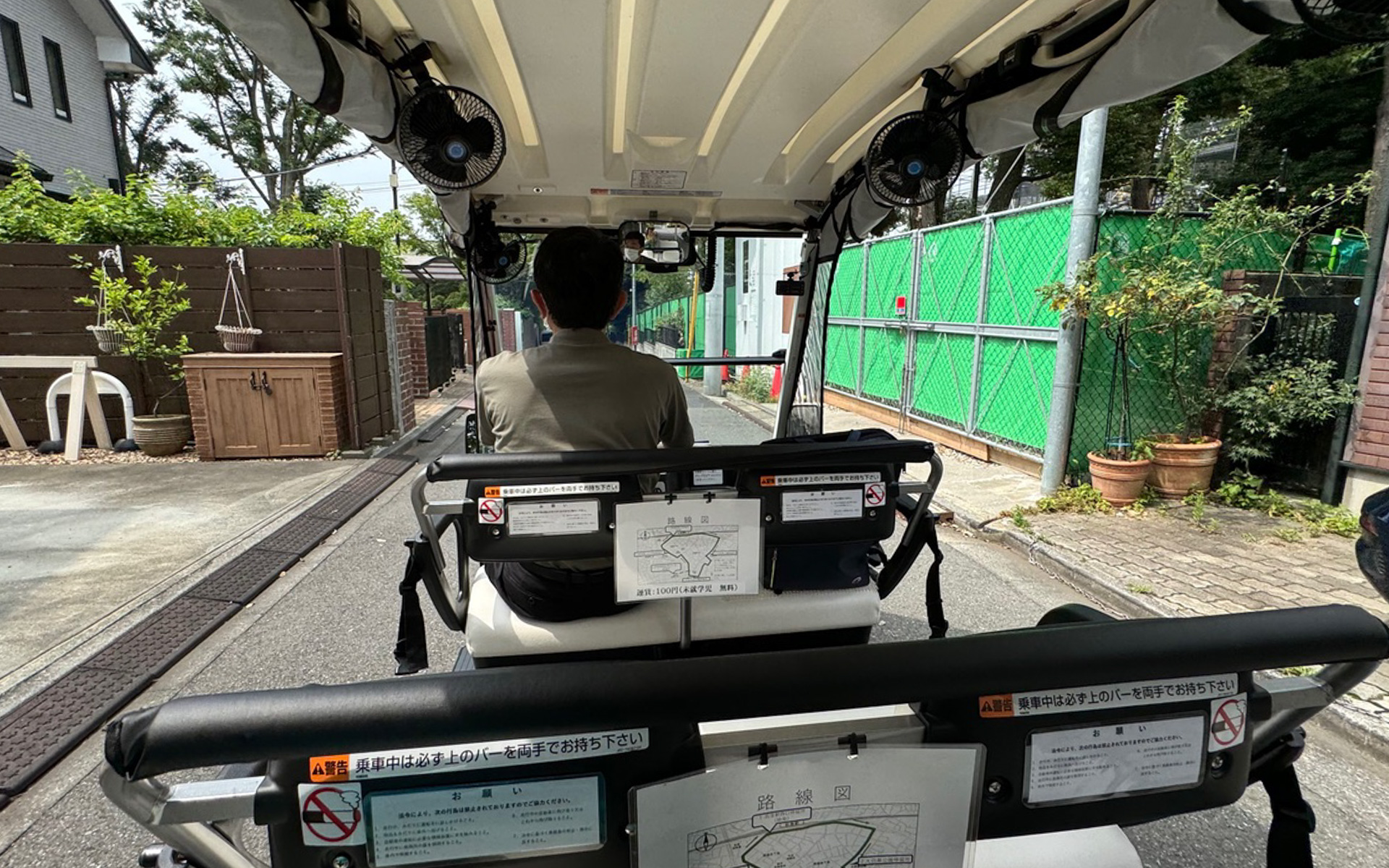 大きなバスなどではなかなか入りにくい、狭い通りが循環ルートになっています。停留所にちなんだアナウンスが流れ、荻窪の名所を知ることができておもしろかったです