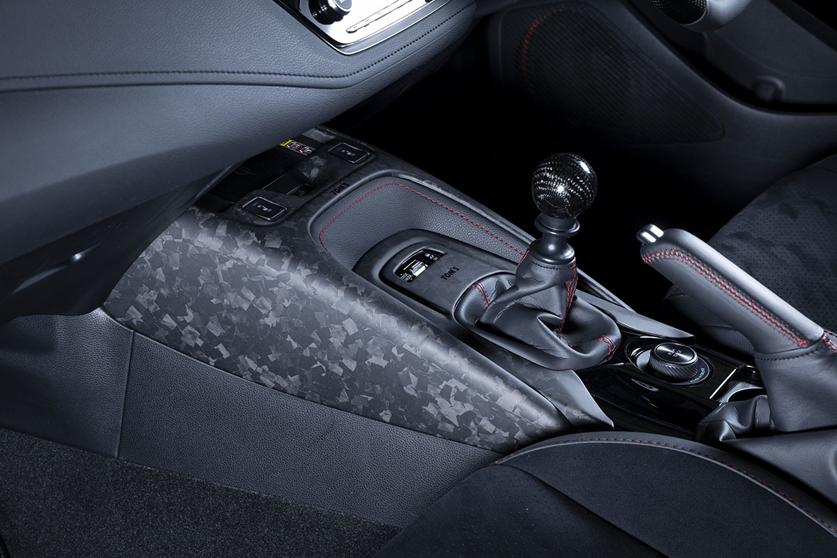 トムスがGRカローラ用カーボン製パーツを発売した