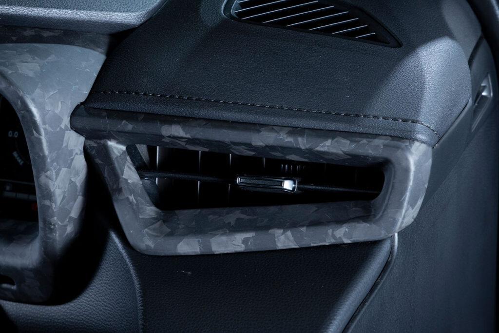 フロントパネルは分割3ピース