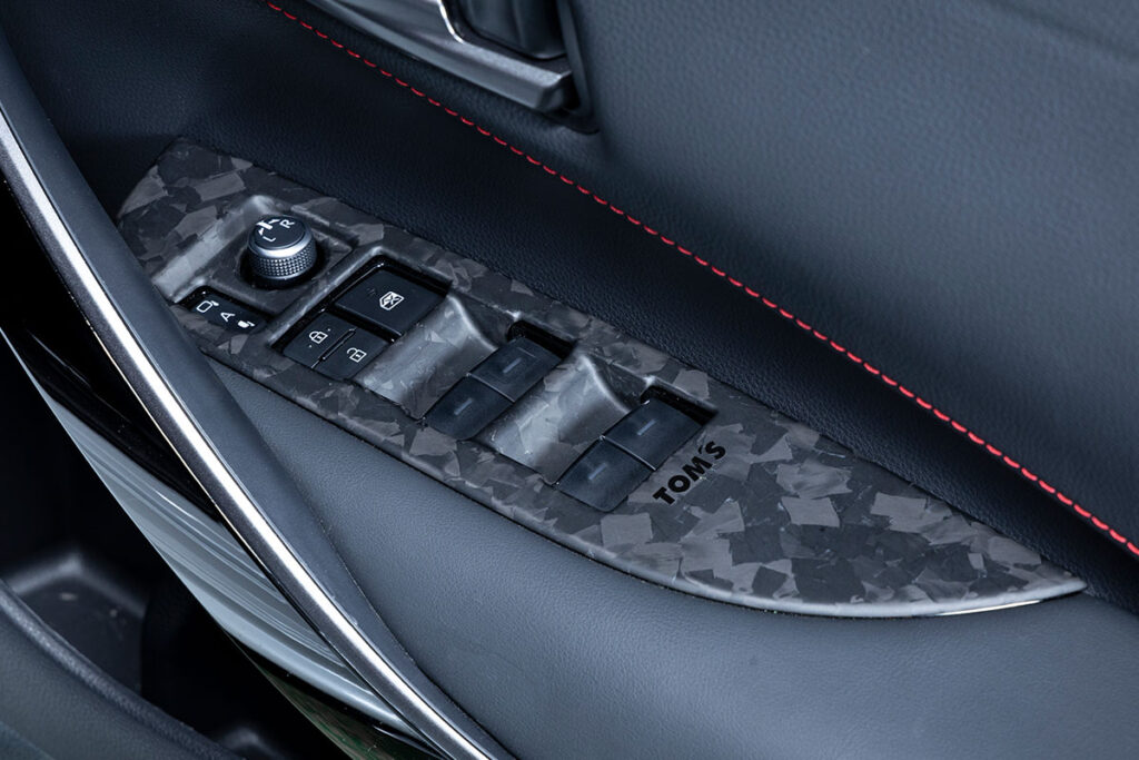 ドアスイッチパネルは前後席セット