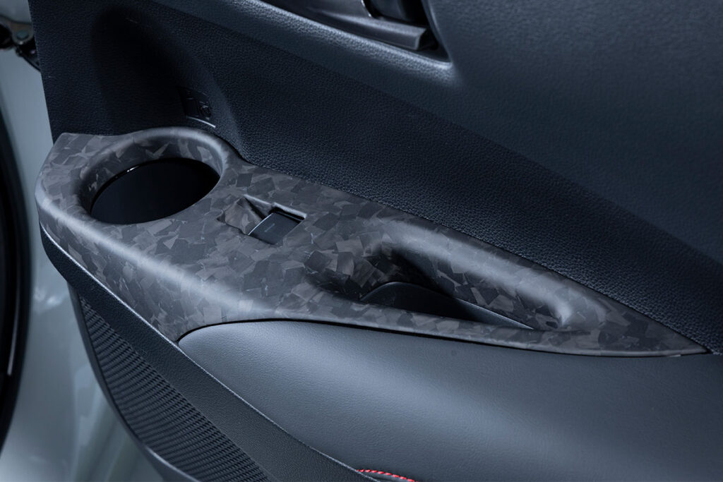 ドアスイッチパネルは前後席セット