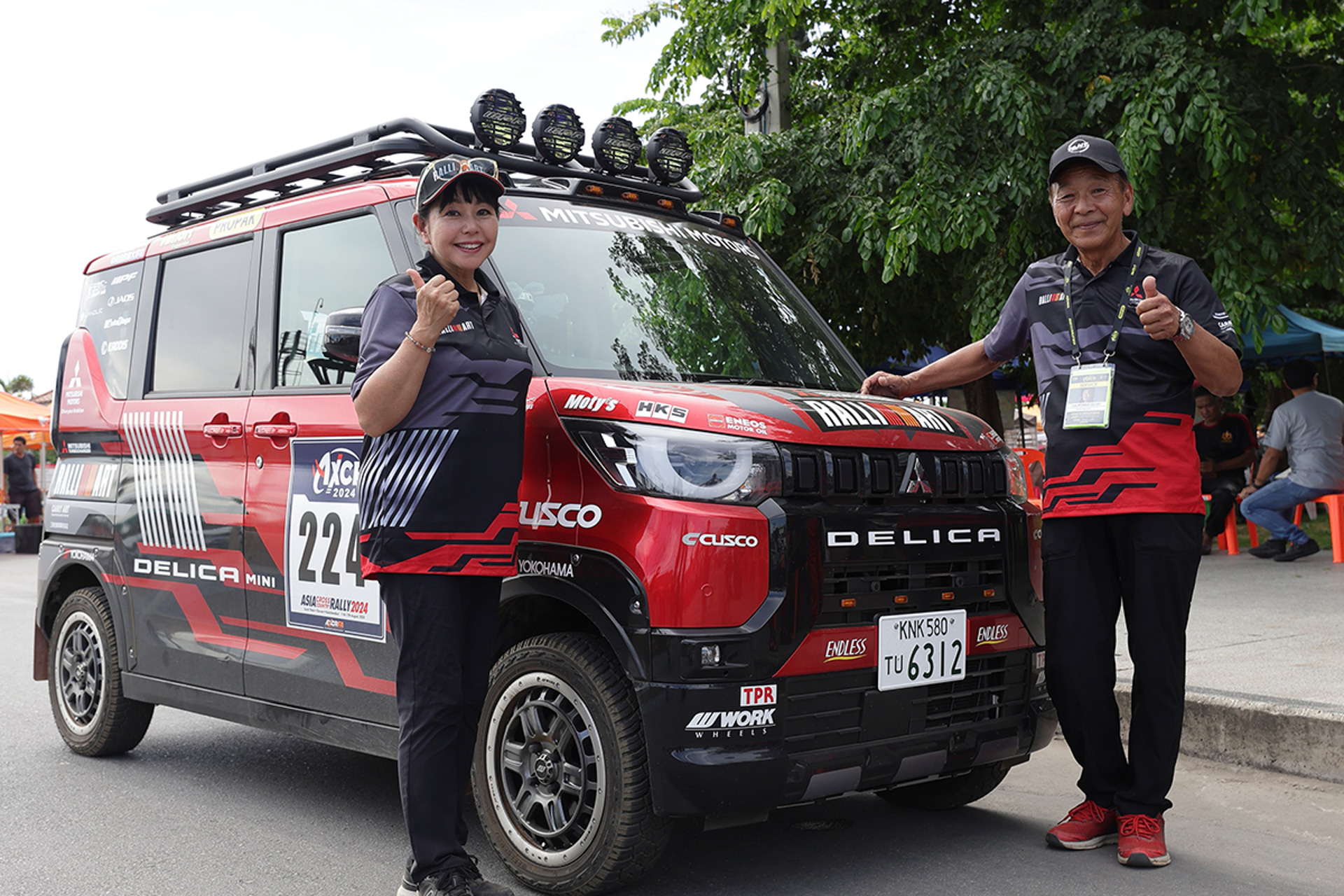 今回、新たにサポートカーとしてデビューした『デリカミニ』でチーム三菱ラリーアートに帯同した自動車ジャーナリストの竹岡圭さんは「今年のAXCRはロックセクションあり、川渡りあり、想像以上に過酷なラリーでした。しかもコースが難しい。生命力の強いタイの草花たちは、ラリー車が走るルートを表すコマ図を作ってからラリー本番までの期間で伸び放題になってしまうため、日本人の感覚ではとても道に見えないような場所にも入っていく必要があるので、コドライバーのナビゲーションはさぞかし大変だったと思います。私はサポートカーの『デリカミニ』のドライバーを担当しましたが、行く先々で『デリカミニ』とデリ丸。は大人気! 街中でちょっと停めると撮影会が始まり、走行中もビデオを撮られたりすることが多々ありました。『デリカミニ』はバンコク周辺では、大人気モデルになるかもしれませんね。もちろん走破性もバッチリで、タイの赤土オフロードも、ひび割れて穴だらけの舗装路も、頼もしく駆け抜けてくれました」とコメントしている