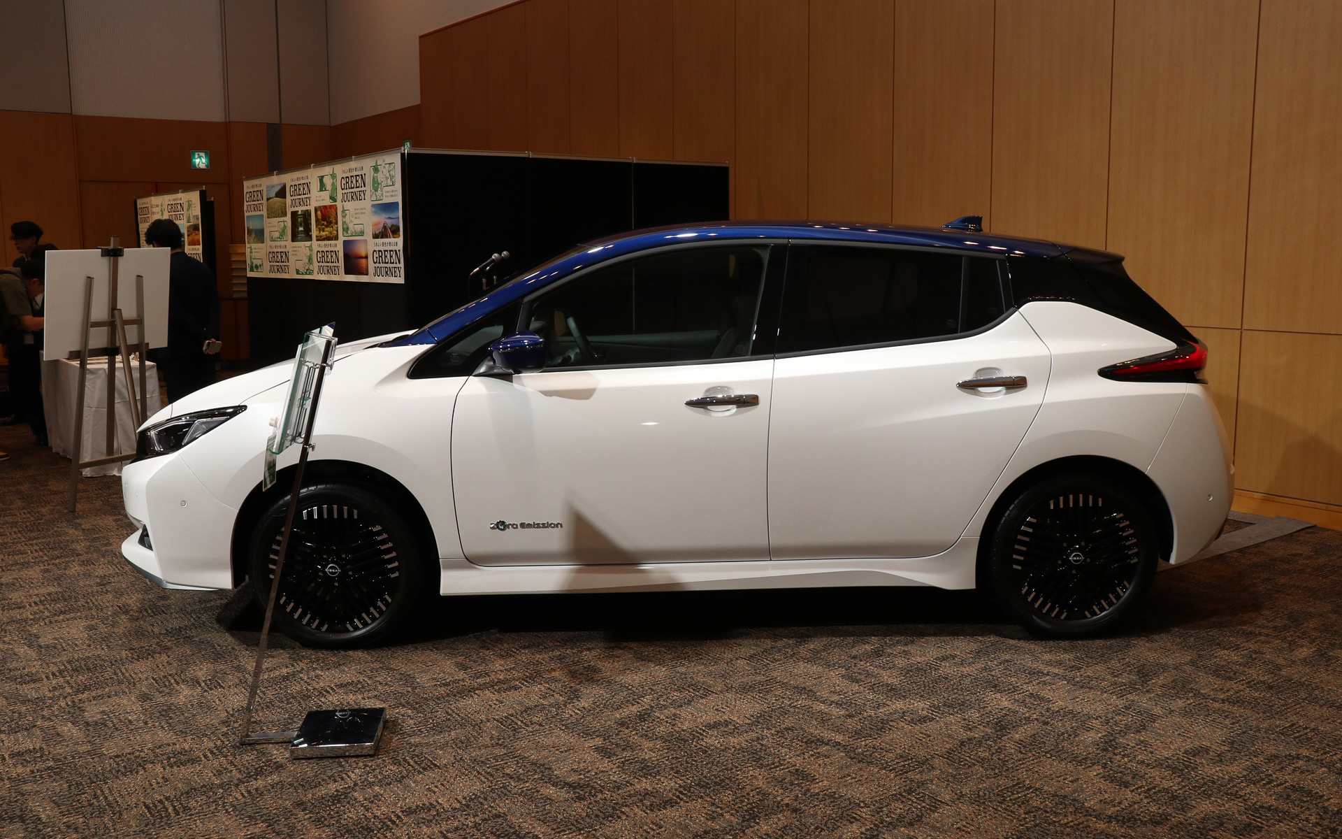 現地での移動用に日産のBEV（バッテリ電気自動車）「サクラ」や「リーフ」をレンタカーとして利用する