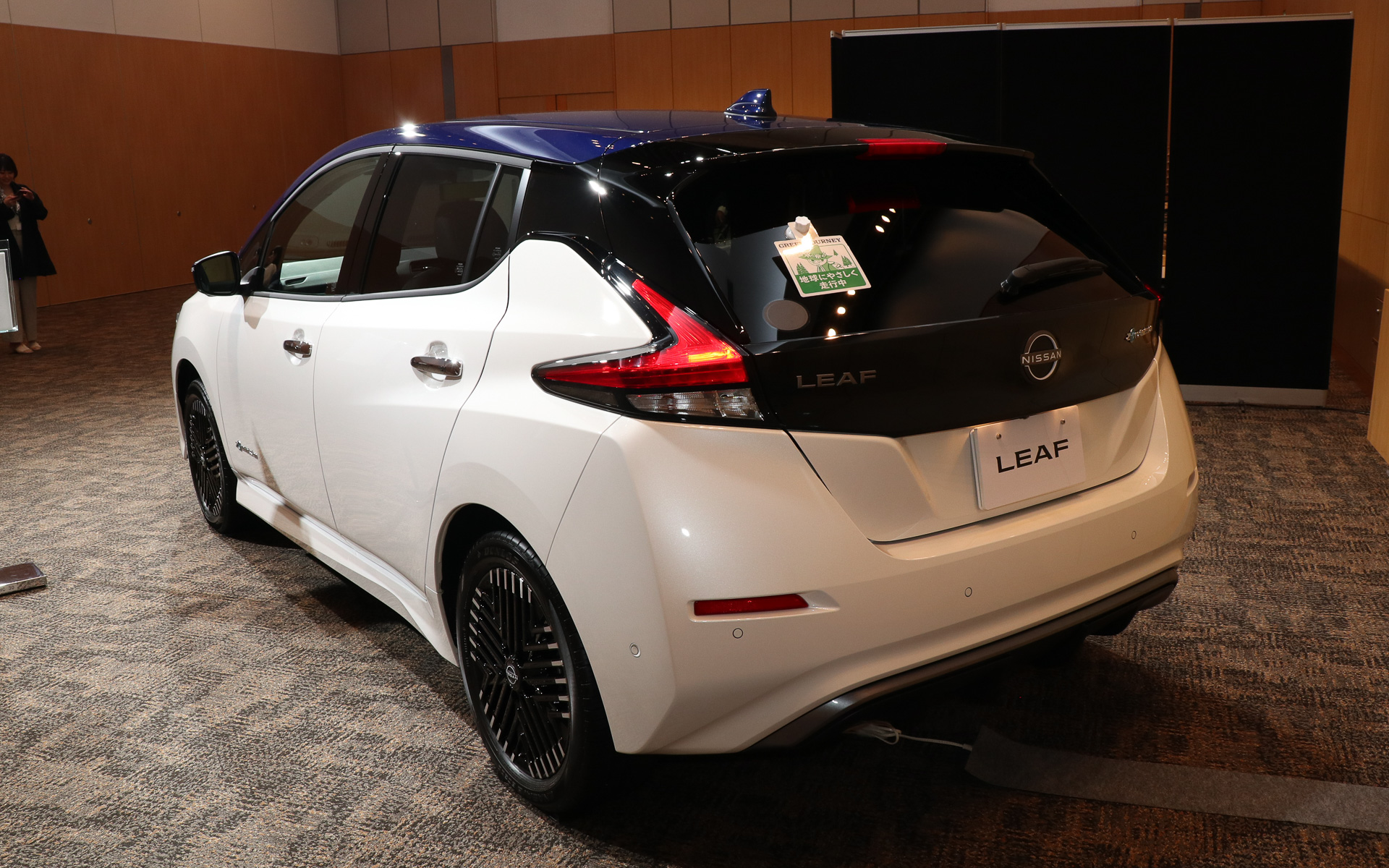 現地での移動用に日産のBEV（バッテリ電気自動車）「サクラ」や「リーフ」をレンタカーとして利用する