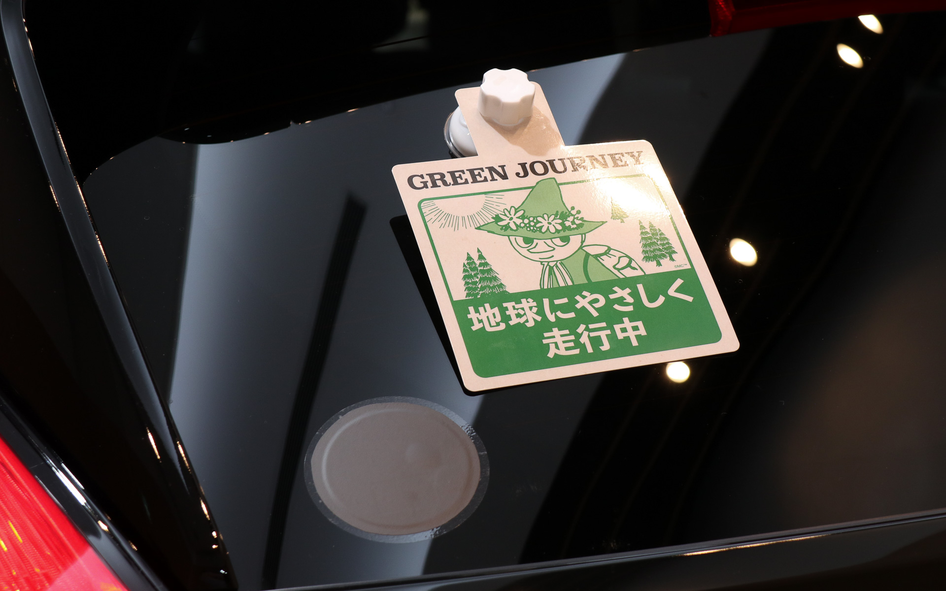 現地で運用されるBEVレンタカーは「スナフキン」の絵柄を使った専用プレートを装着。ここでは撮影しやすいようリアハッチの外側に装着されているが、実際には車内側に固定される