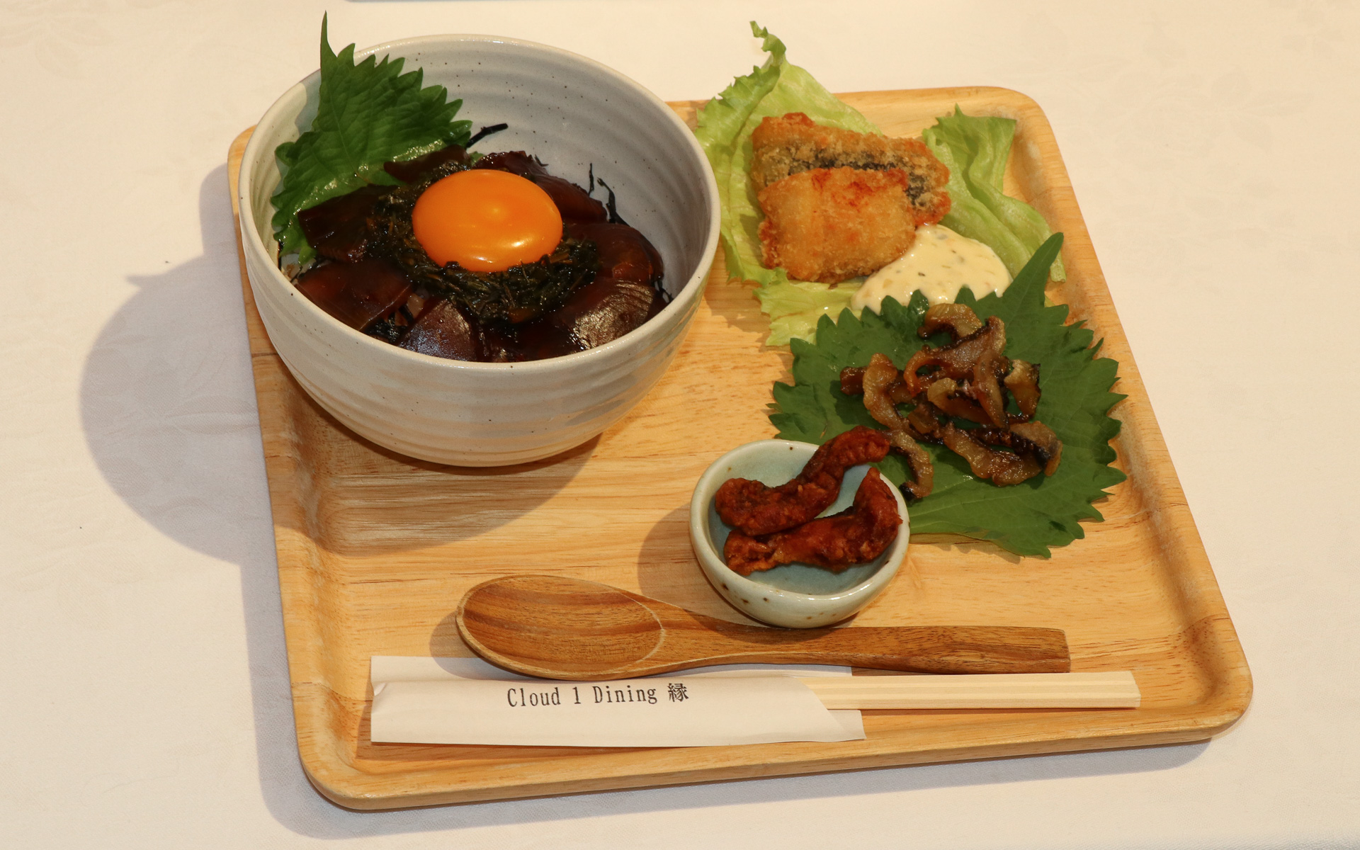 ウツボやアイゴなどの低利用魚を使う志摩市の「アカモク丼やアイゴのフライなどが入ったワンプレートセット」と「アイゴ＆ウツボチップス」